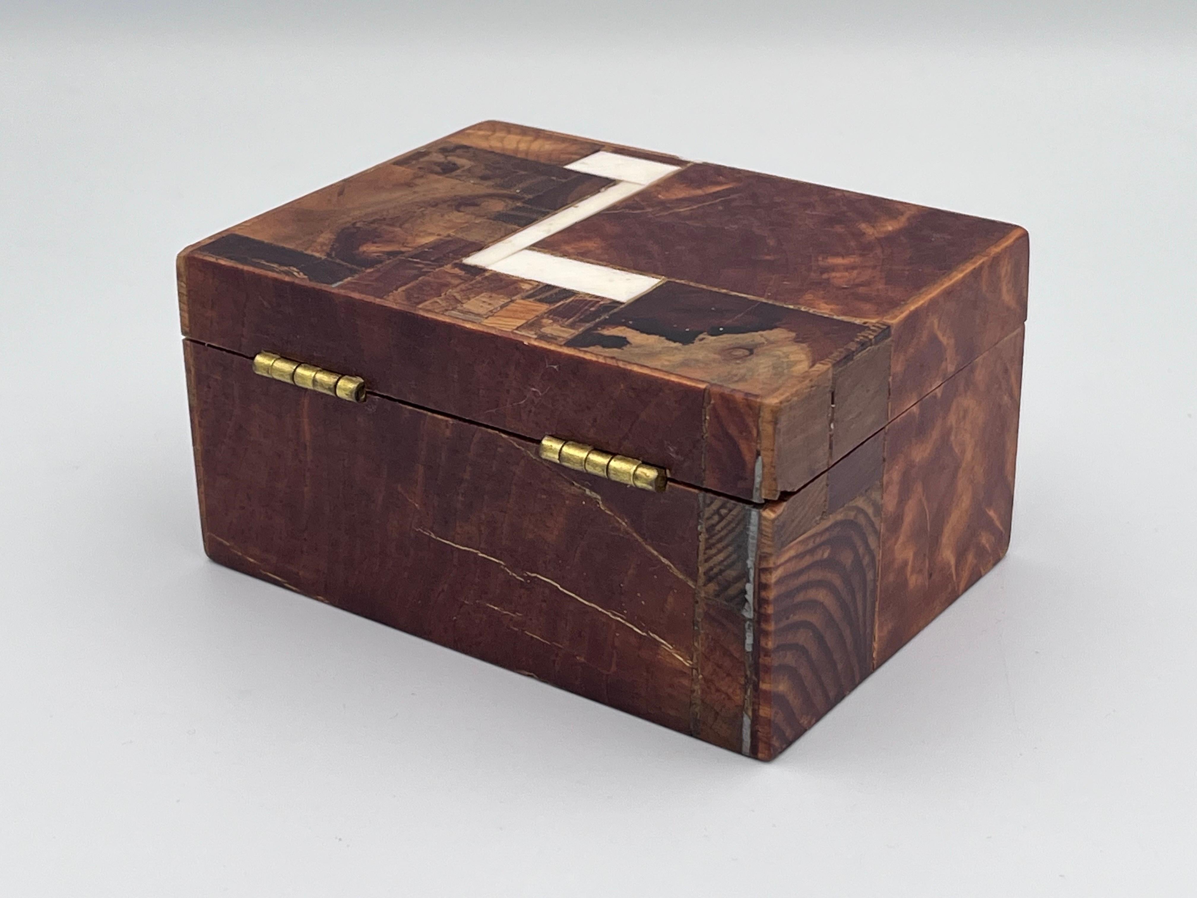 1950's  Boîte décorative MCM en bois incrusté de loupe de Norman Brumm en vente 1
