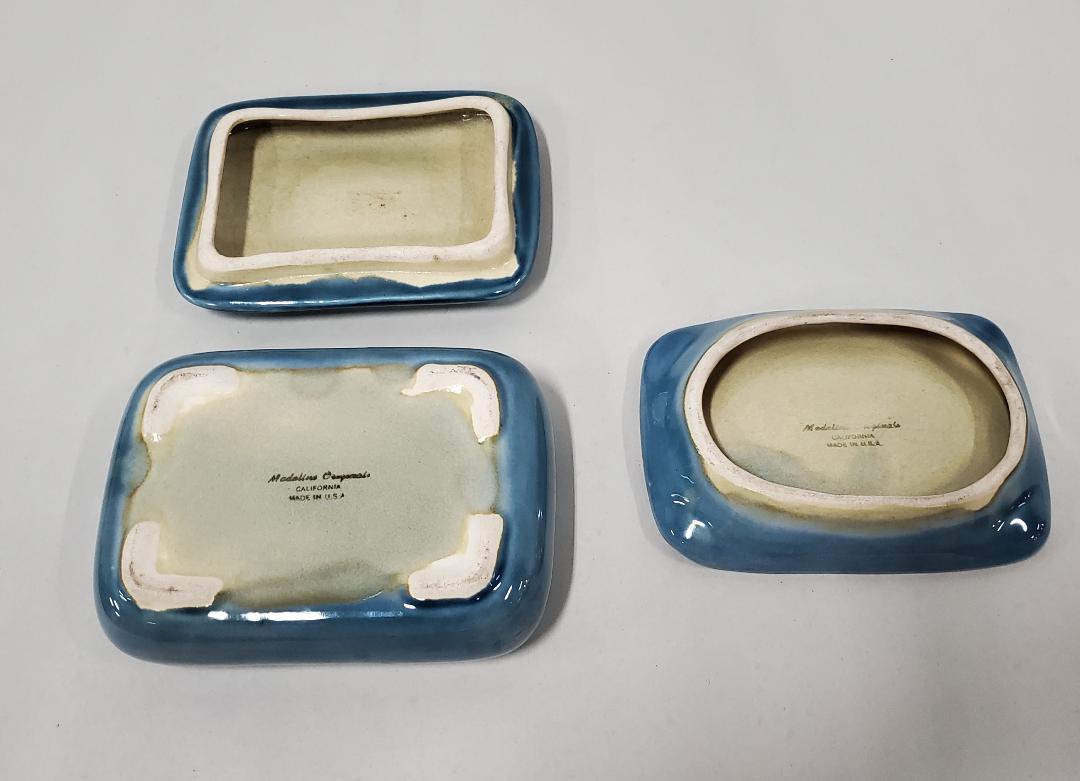 1950s Decorative Ceramic Cigarette Box & Matching Ashtray by Madeline Originals In Good Condition For Sale In Monrovia, CA