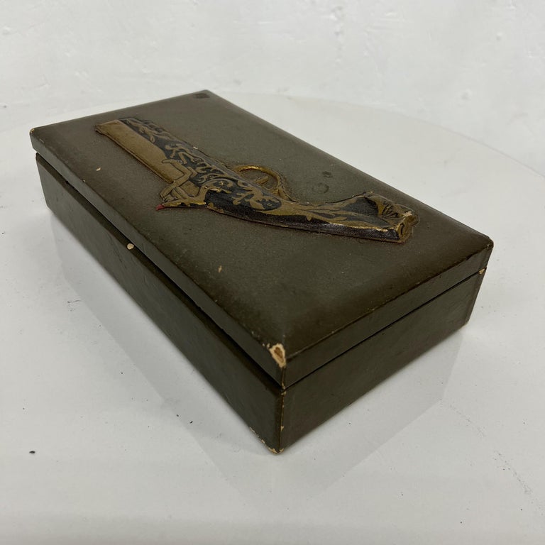 1950s Decorative Old Pistol Box Sectioned Jewelry Case Distressed Vintage For Sale 2