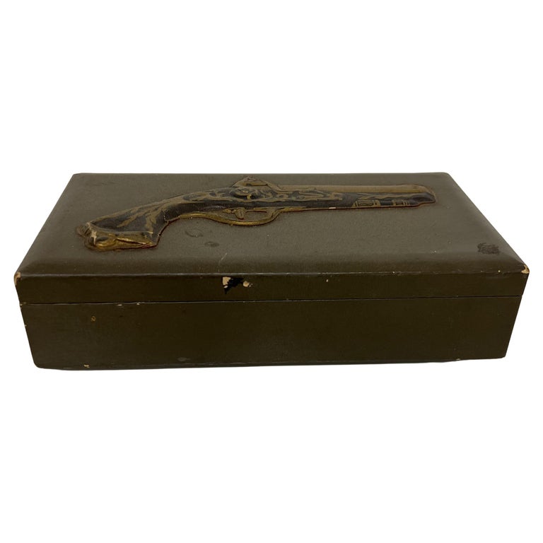 Old box with interior compartments, possibly to store jewelry.
Image of gun on top.
Inside one piece of paper to hold something is broken
2.75 tall x 11 w x 6.25 d
Preowned unrestored vintage distressed condition.
See all images.