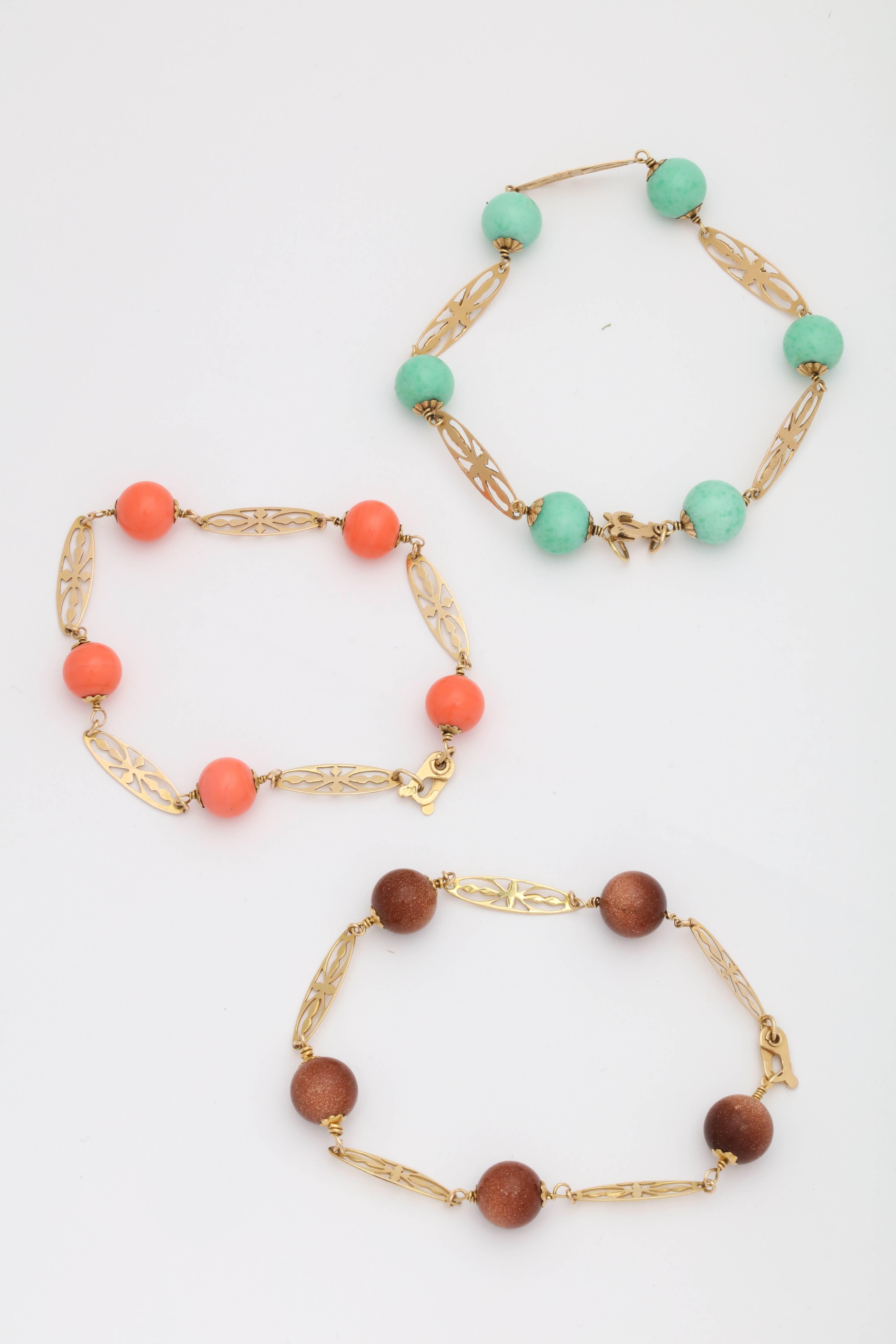 1950s Delicate Coral, Turquoise and Gold Stone Bead Triple Gold Link Bracelets In Good Condition For Sale In New York, NY