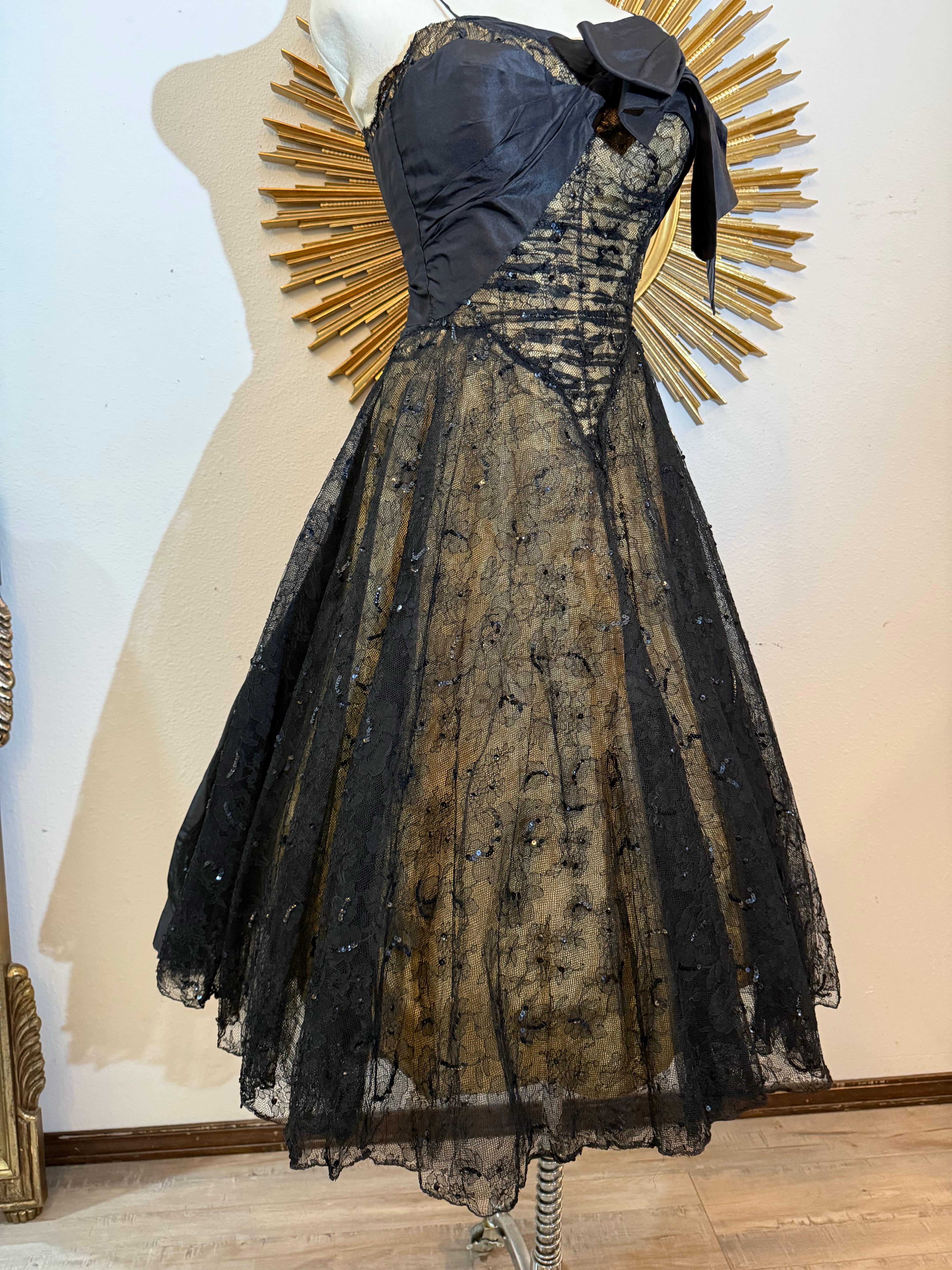 Abito senza spalline in taffetà di seta e pizzo Chantilly anni '50 di Demi-Couture in vendita 6