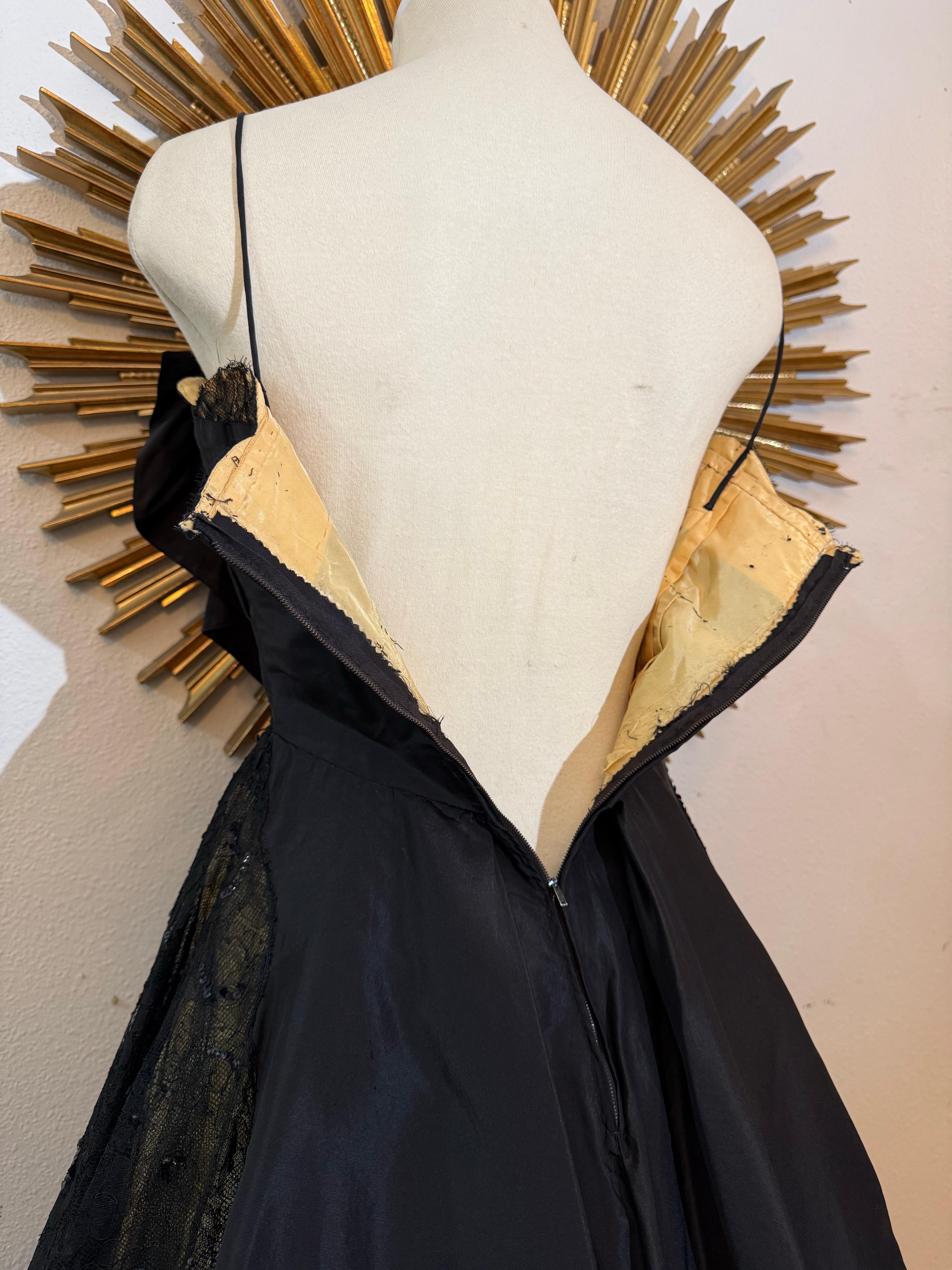 Abito senza spalline in taffetà di seta e pizzo Chantilly anni '50 di Demi-Couture in vendita 7