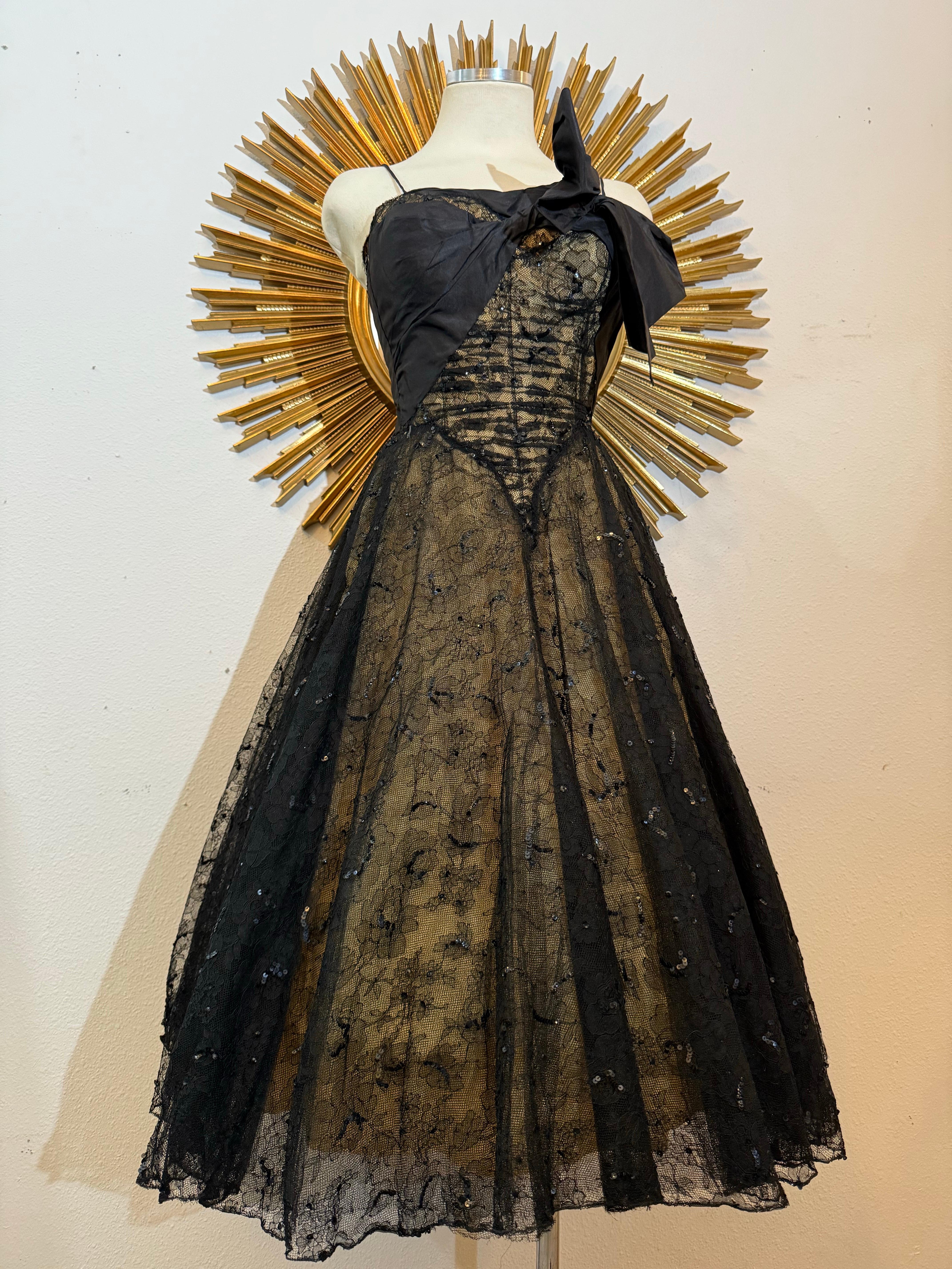 Abito senza spalline in taffetà di seta e pizzo Chantilly anni '50 Demi-Couture con fodera anteriore in taffetà di seta giallo burro;  Una delicata sopragonna impreziosita da paillettes è sovrapposta a un taffetà giallo pallido sul davanti, in uno