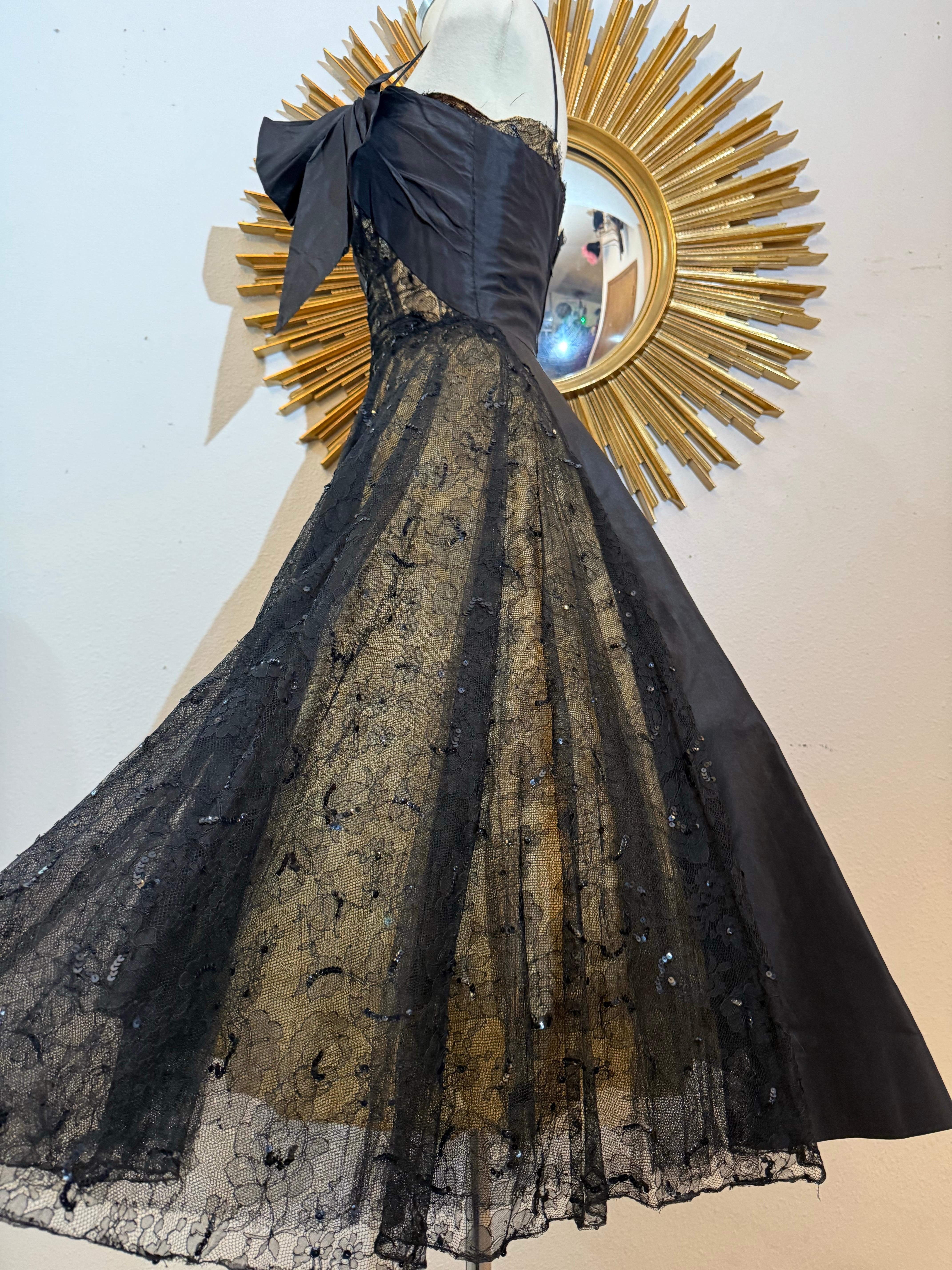 Nero Abito senza spalline in taffetà di seta e pizzo Chantilly anni '50 di Demi-Couture in vendita