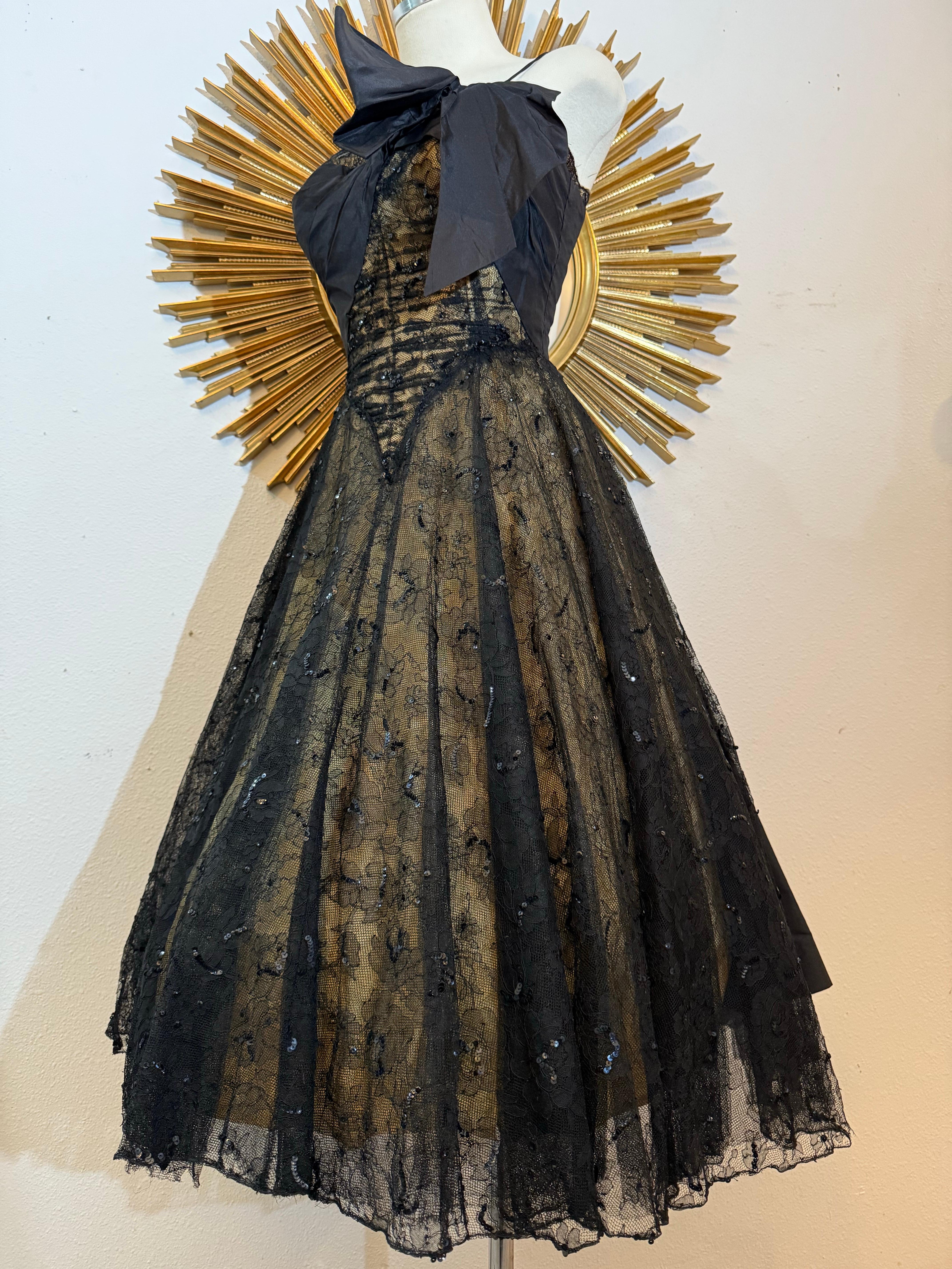 Abito senza spalline in taffetà di seta e pizzo Chantilly anni '50 di Demi-Couture In condizioni ottime in vendita a Gresham, OR