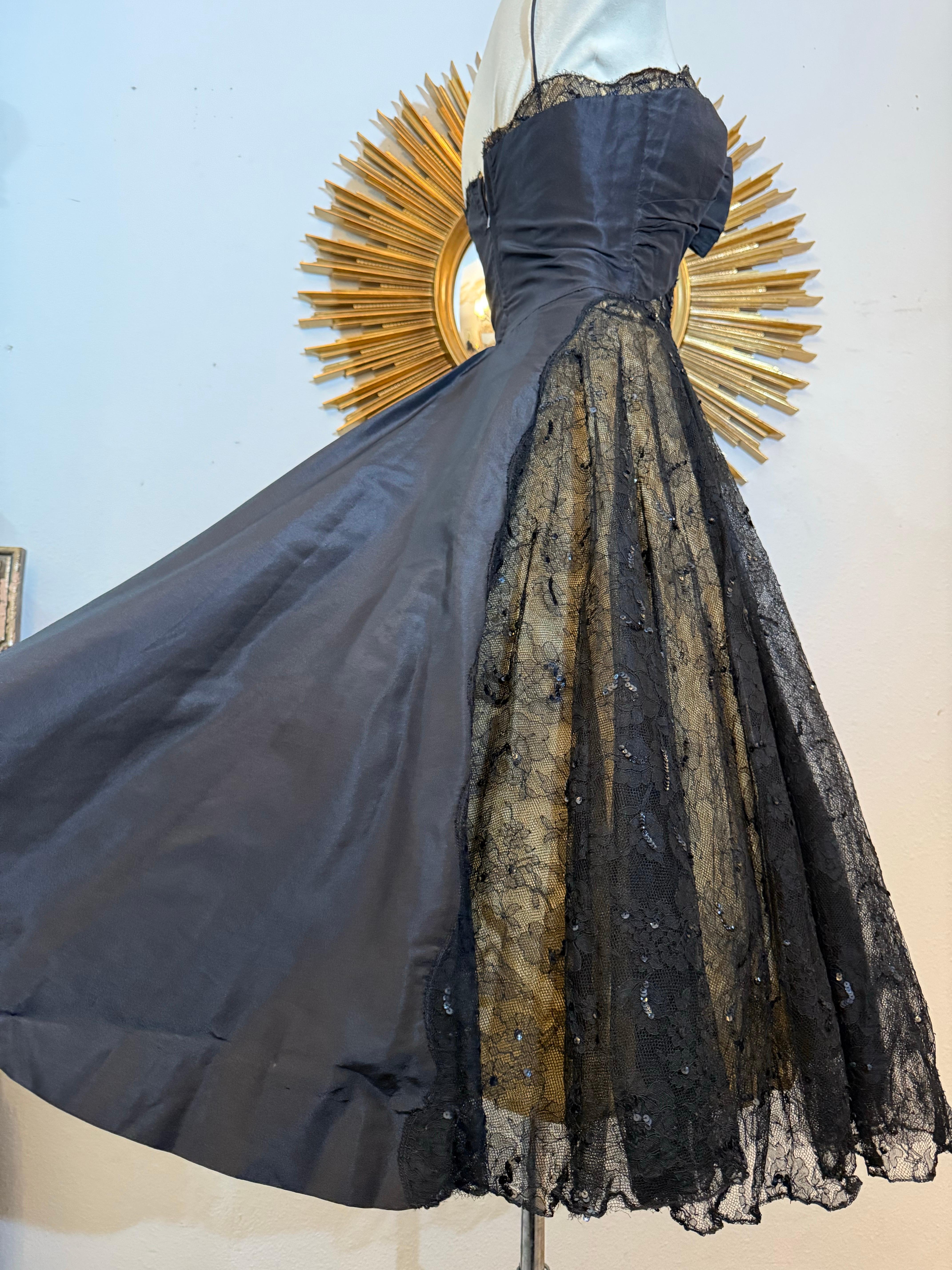 Donna Abito senza spalline in taffetà di seta e pizzo Chantilly anni '50 di Demi-Couture in vendita