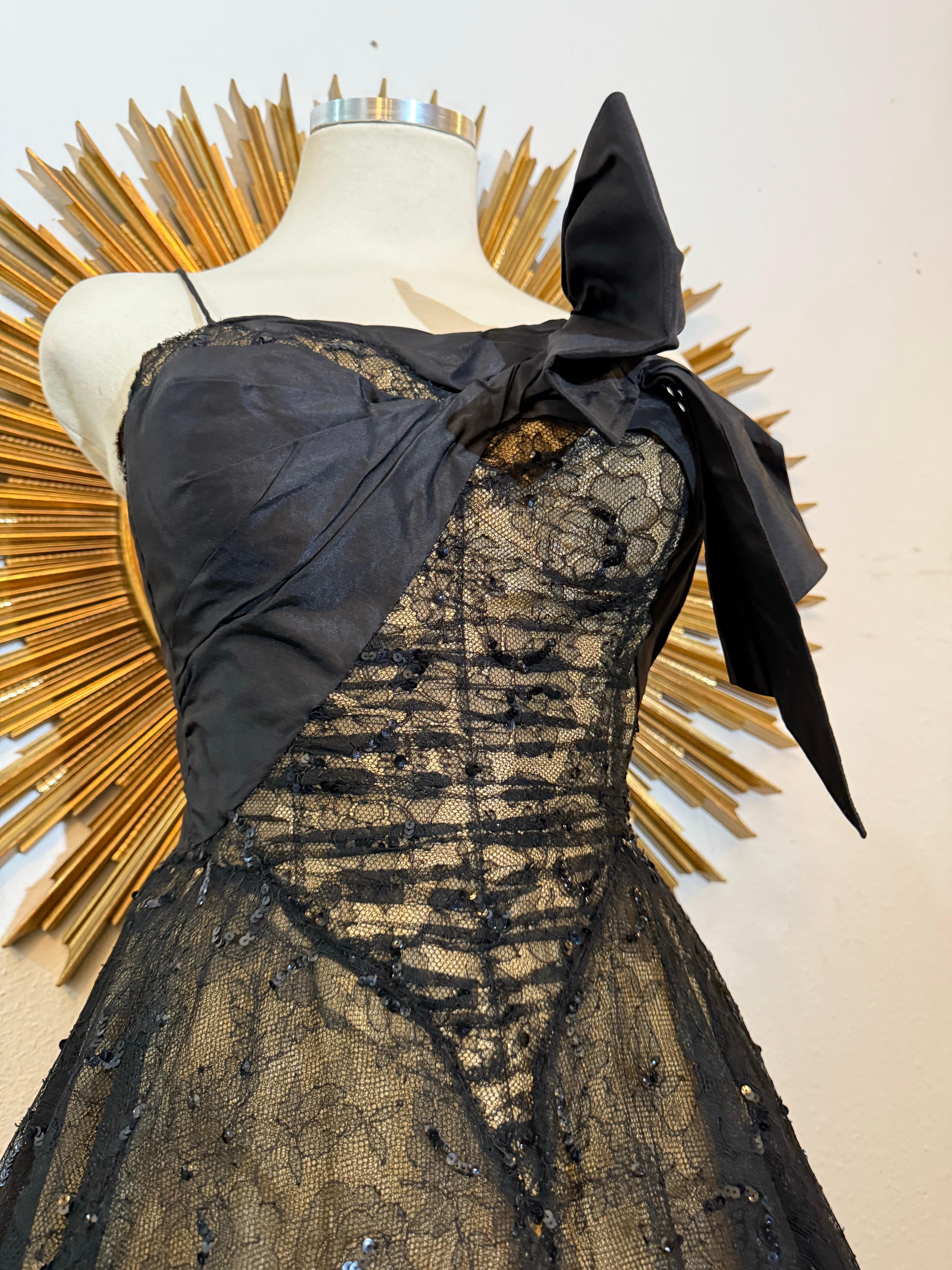 Abito senza spalline in taffetà di seta e pizzo Chantilly anni '50 di Demi-Couture in vendita 1