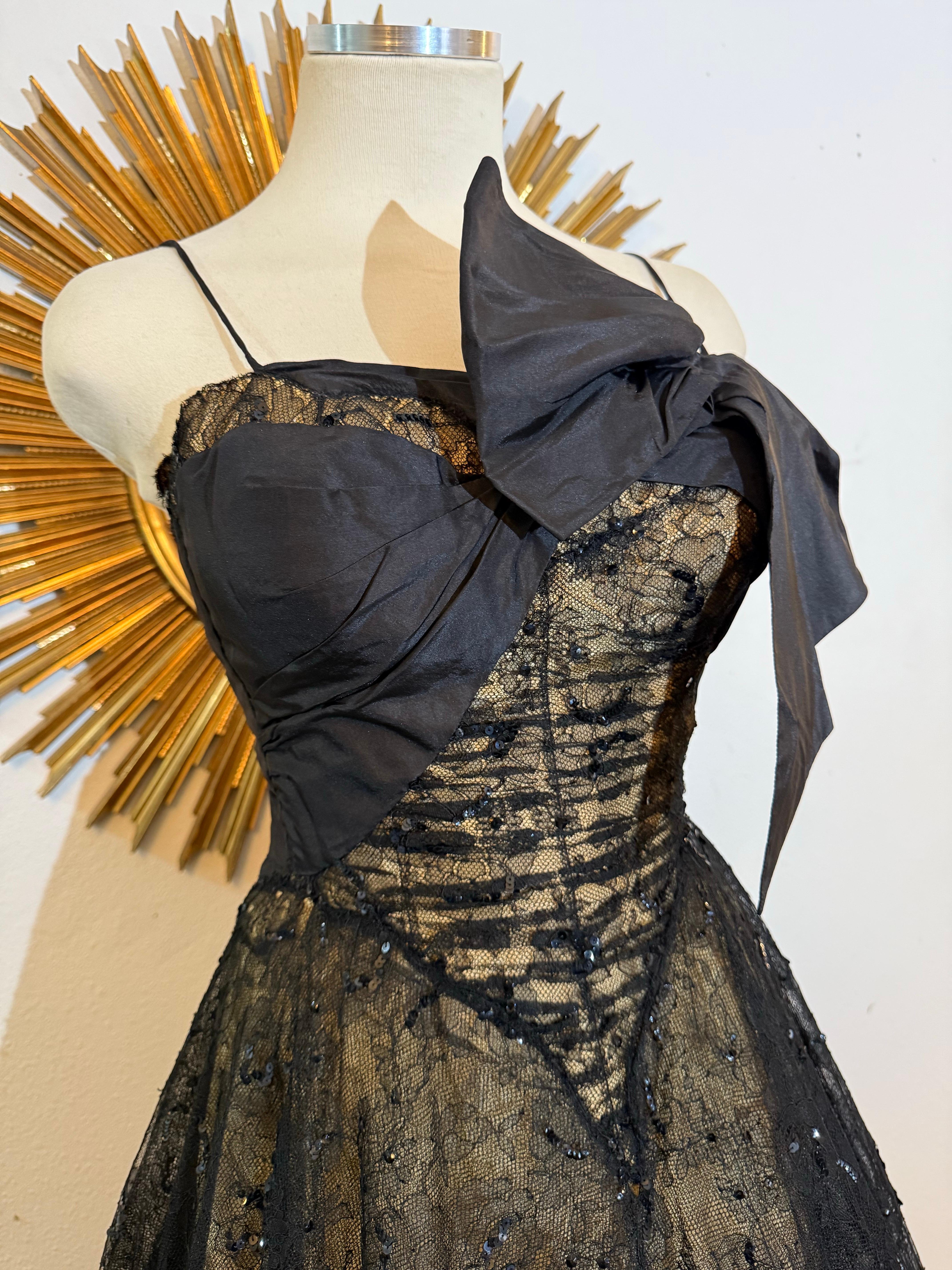 Abito senza spalline in taffetà di seta e pizzo Chantilly anni '50 di Demi-Couture in vendita 2