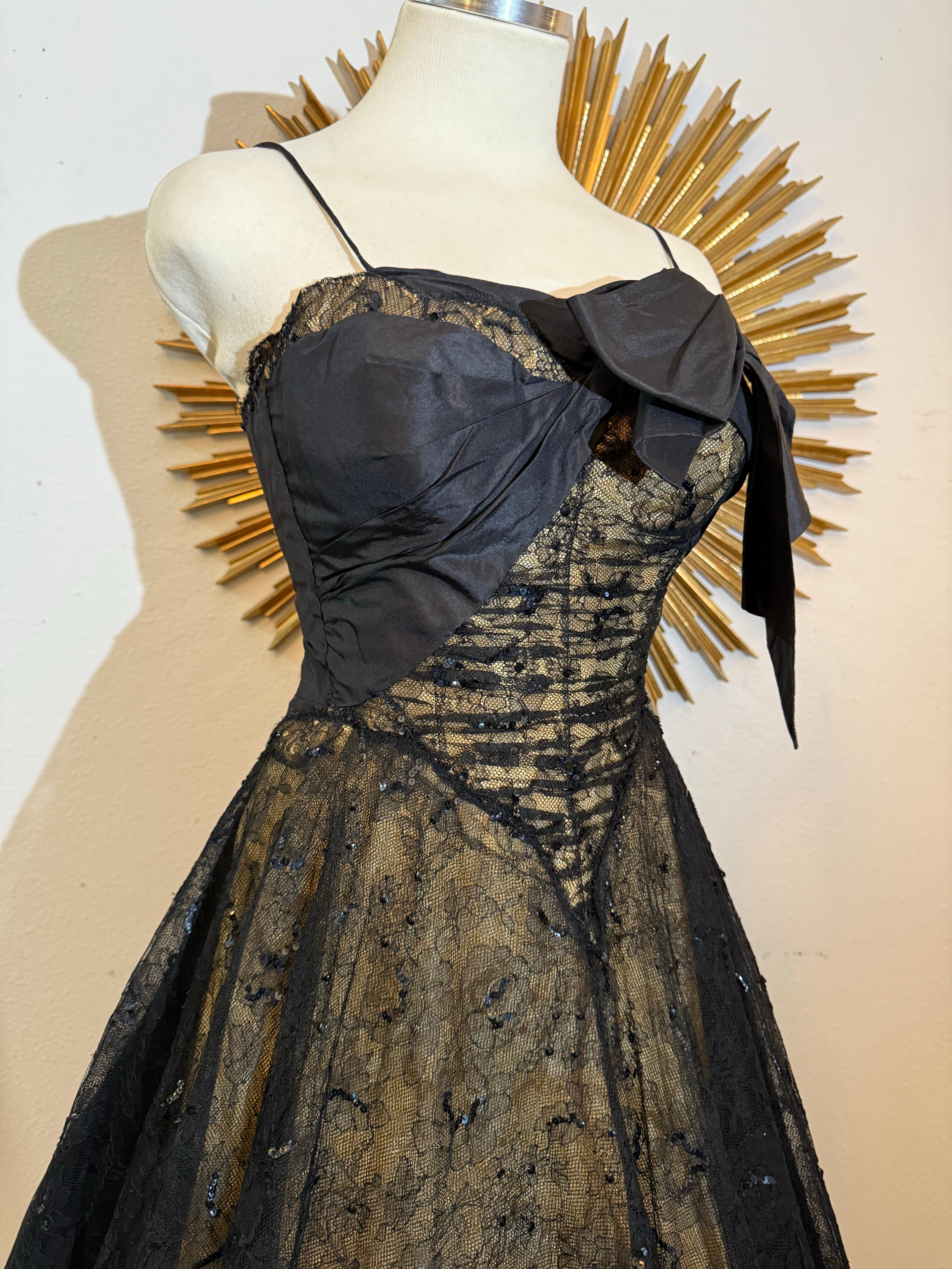 Abito senza spalline in taffetà di seta e pizzo Chantilly anni '50 di Demi-Couture in vendita 4