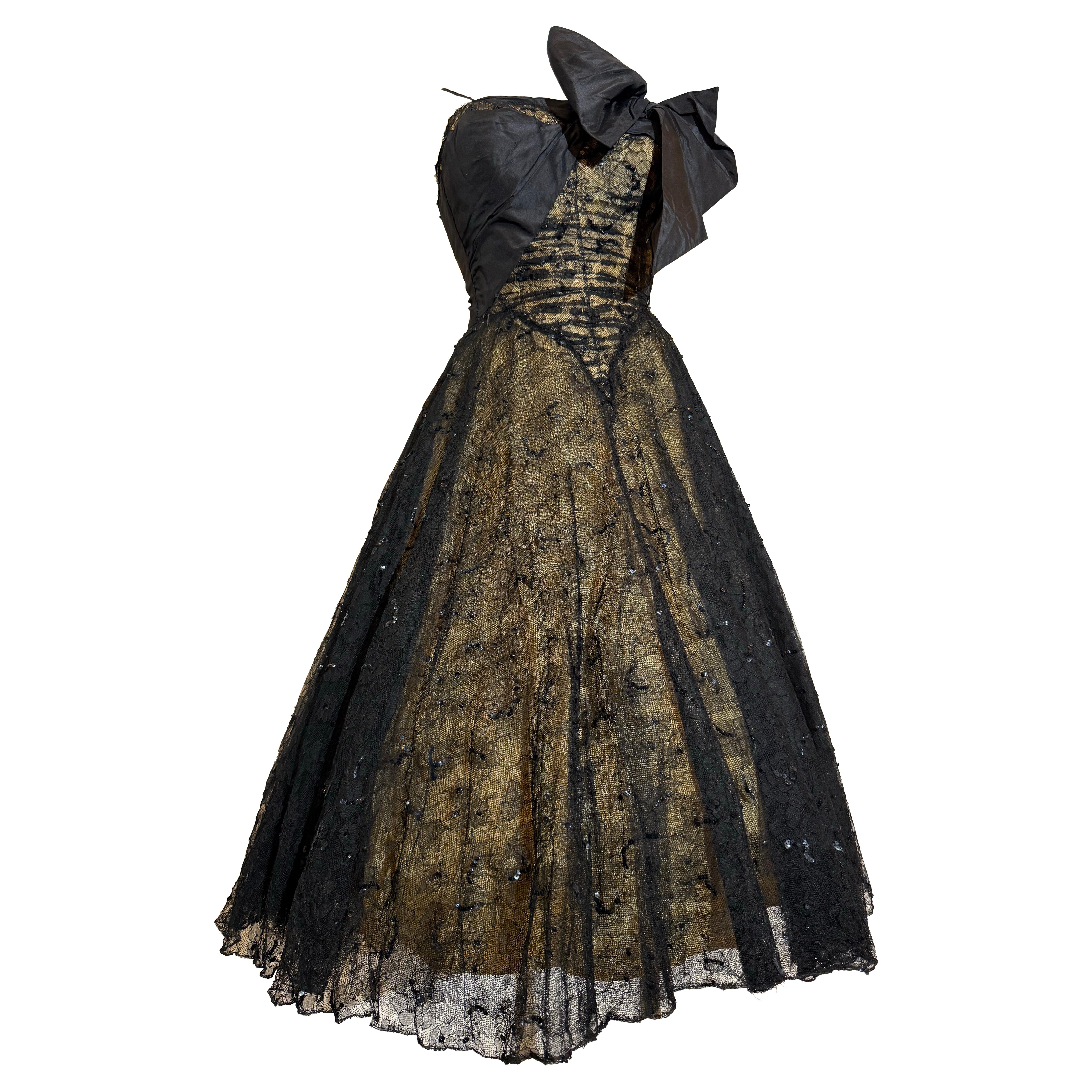 Abito senza spalline in taffetà di seta e pizzo Chantilly anni
50 di Demi-Couture