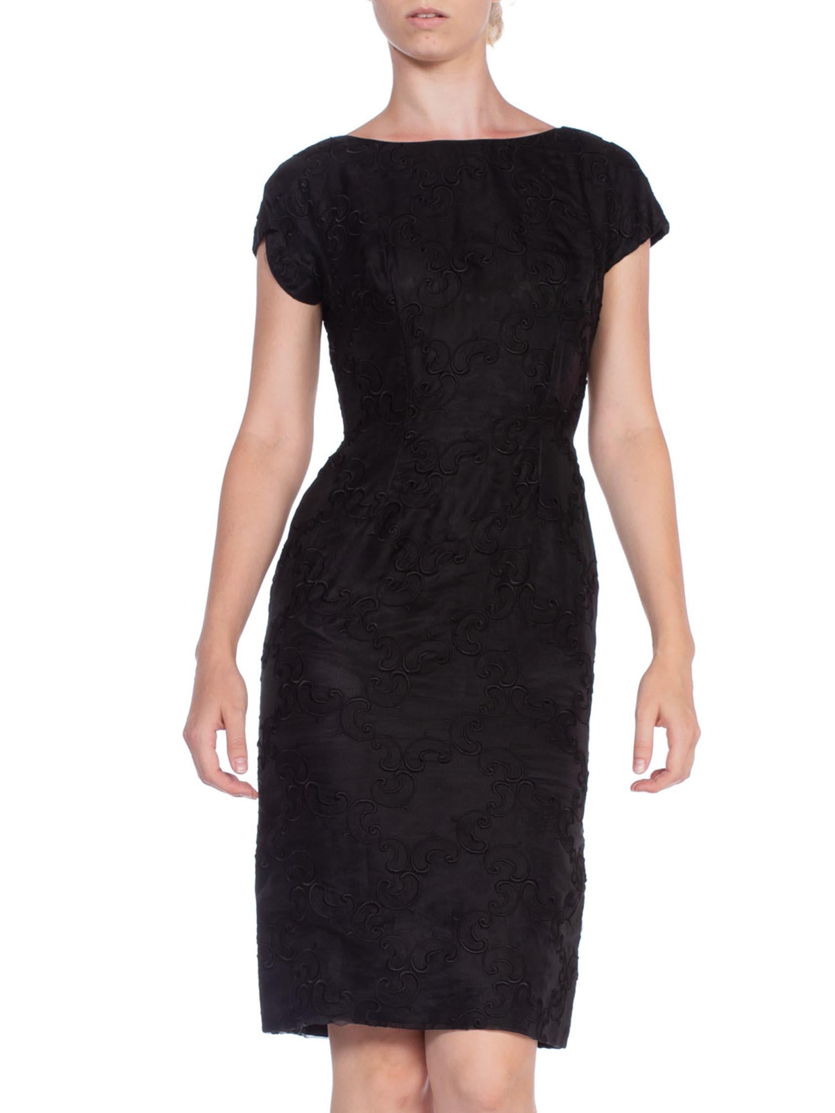 Vestido de cóctel de organza de seda negra con bordados barrocos de los años 50 en venta 4