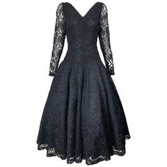 Robe Demi Couture des années 1950 en dentelle de Chantilly noire perlée, taille ajustée et évasée