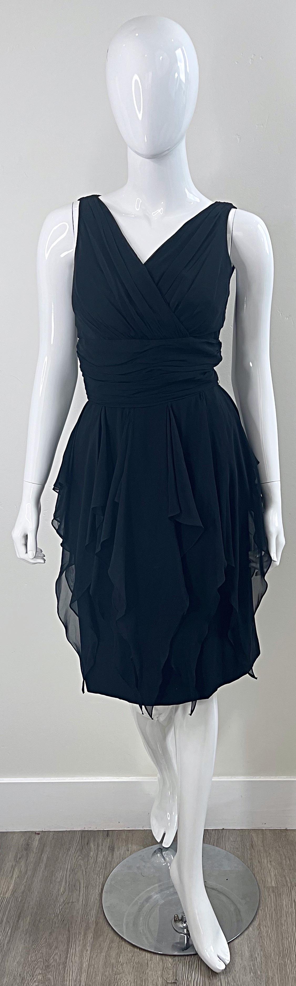 Wunderschönes und klassisches 1950er Demi Couture Taschentuch Kleid aus Chiffon ! Mit schmeichelhaftem, tailliertem Mieder und einem Rock mit Einsätzen, die auf und in der Bewegung toll aussehen. Verdeckter Metallreißverschluss auf der Rückseite mit