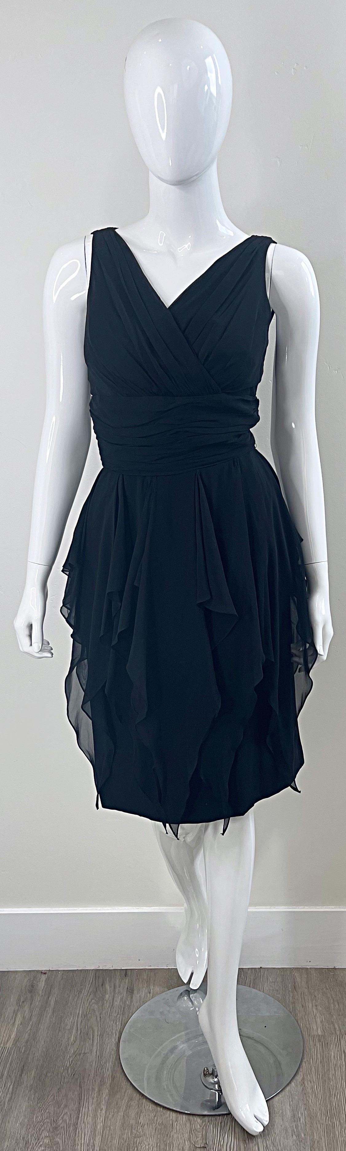 Splendido e classico abito demi couture anni '50 con pannello a fazzoletto in chiffon! Presenta un corpetto sartoriale e lusinghiero, mentre la gonna è dotata di pannelli che rendono il look fantastico e il movimento. Cerniera metallica nascosta sul