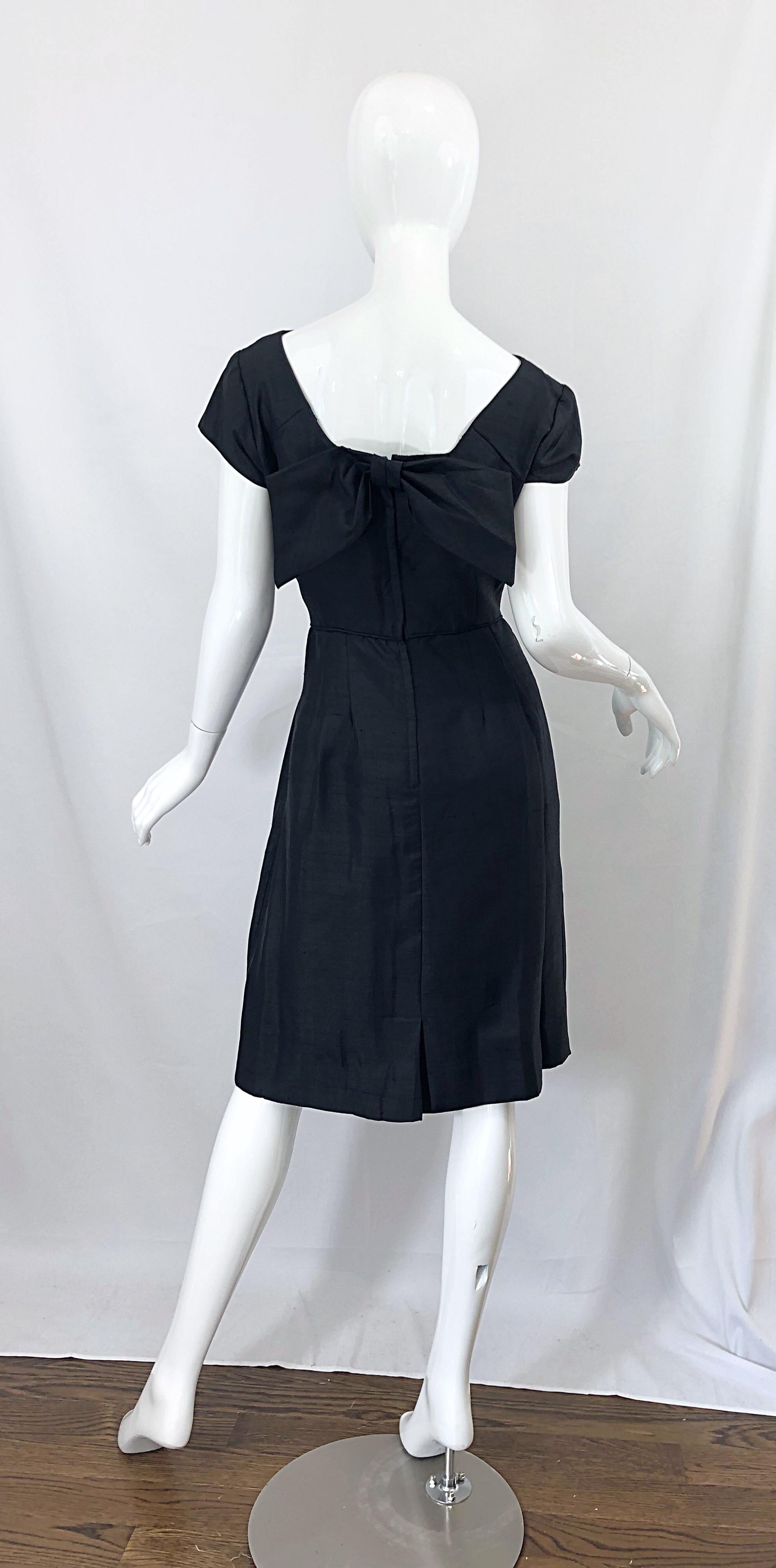 Noir Robe de cocktail Demi Couture des années 1950 en soie noire avec découpe - Robe de cocktail chic et vintage des années 50 en vente