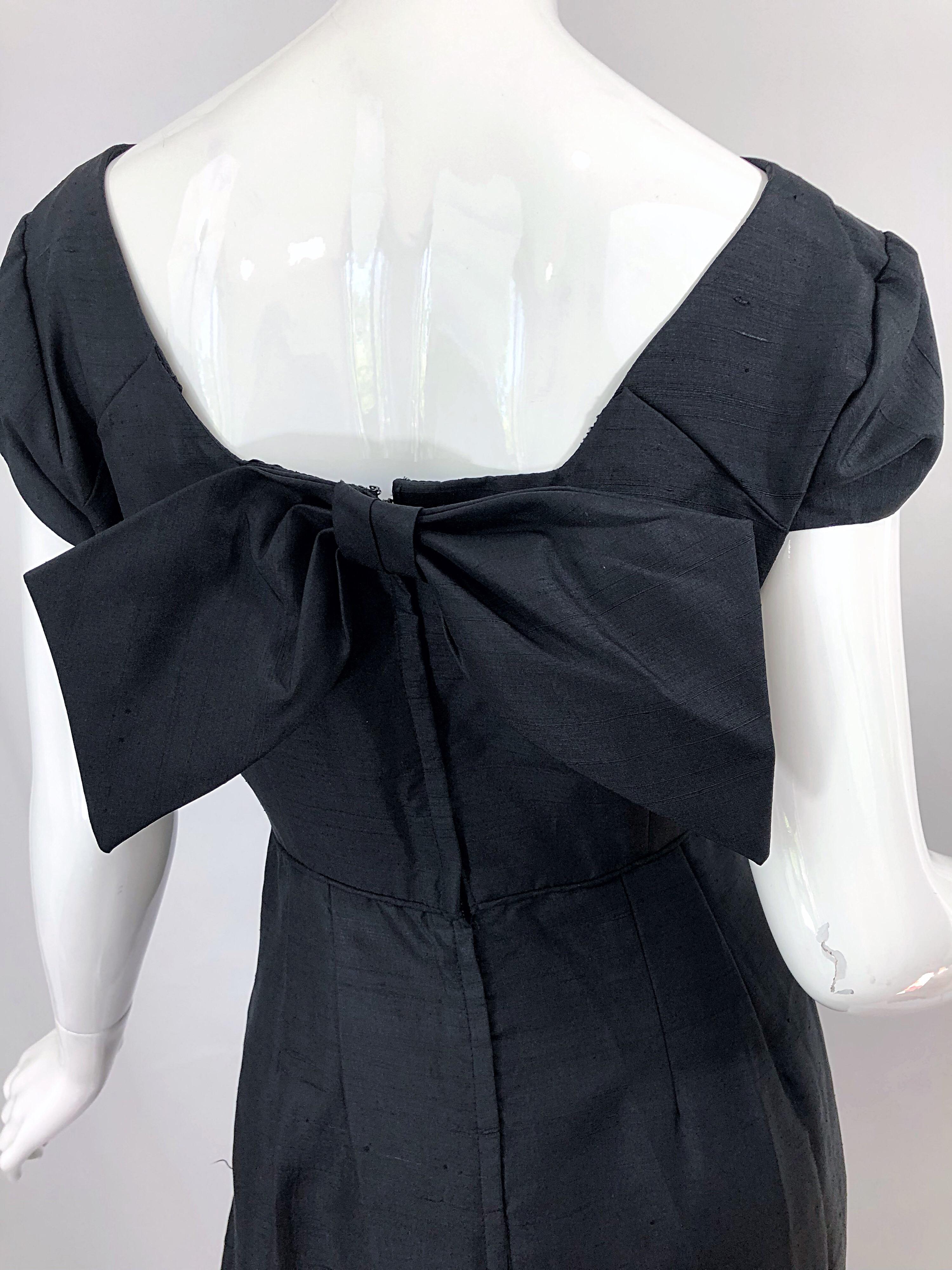 Robe de cocktail Demi Couture des années 1950 en soie noire avec découpe - Robe de cocktail chic et vintage des années 50 Excellent état - En vente à San Diego, CA