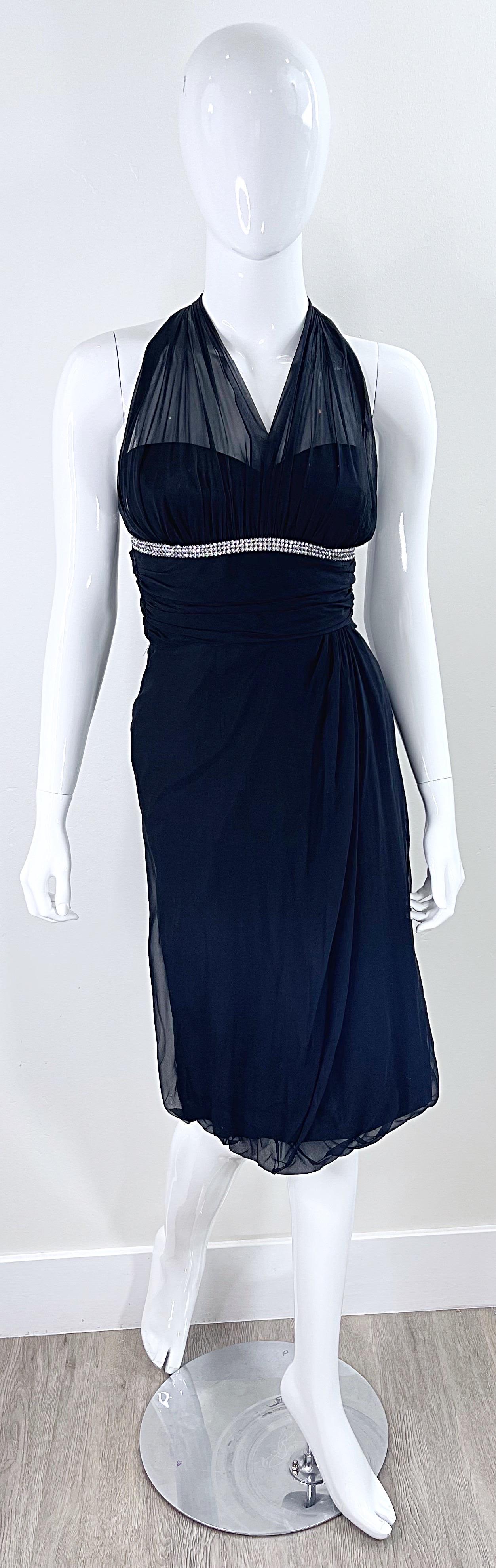 Schöne 1950er House of Nine demi Couture schwarzer Seide Chiffon bombshell Halfter Kleid ! Maßgeschneidertes Mieder mit drei Strasssträngen unter der Büste, die in den Rücken übergehen. Durchgehender Medaillen-Reißverschluss auf der Rückseite mit