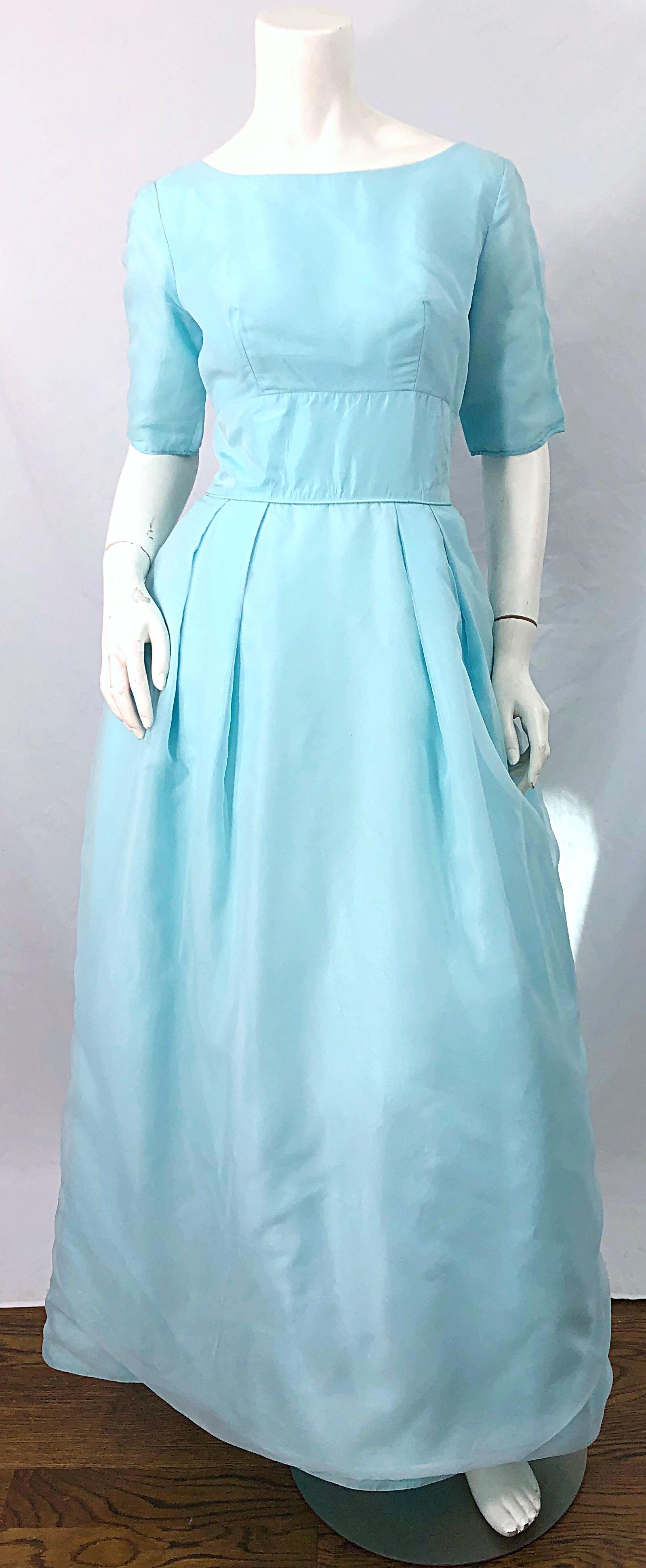 1950er Jahre Demi Couture Hellblaues Cinderella Kleid aus Seide, Chiffon und Taft mit 3/4 Ärmeln im Angebot 6