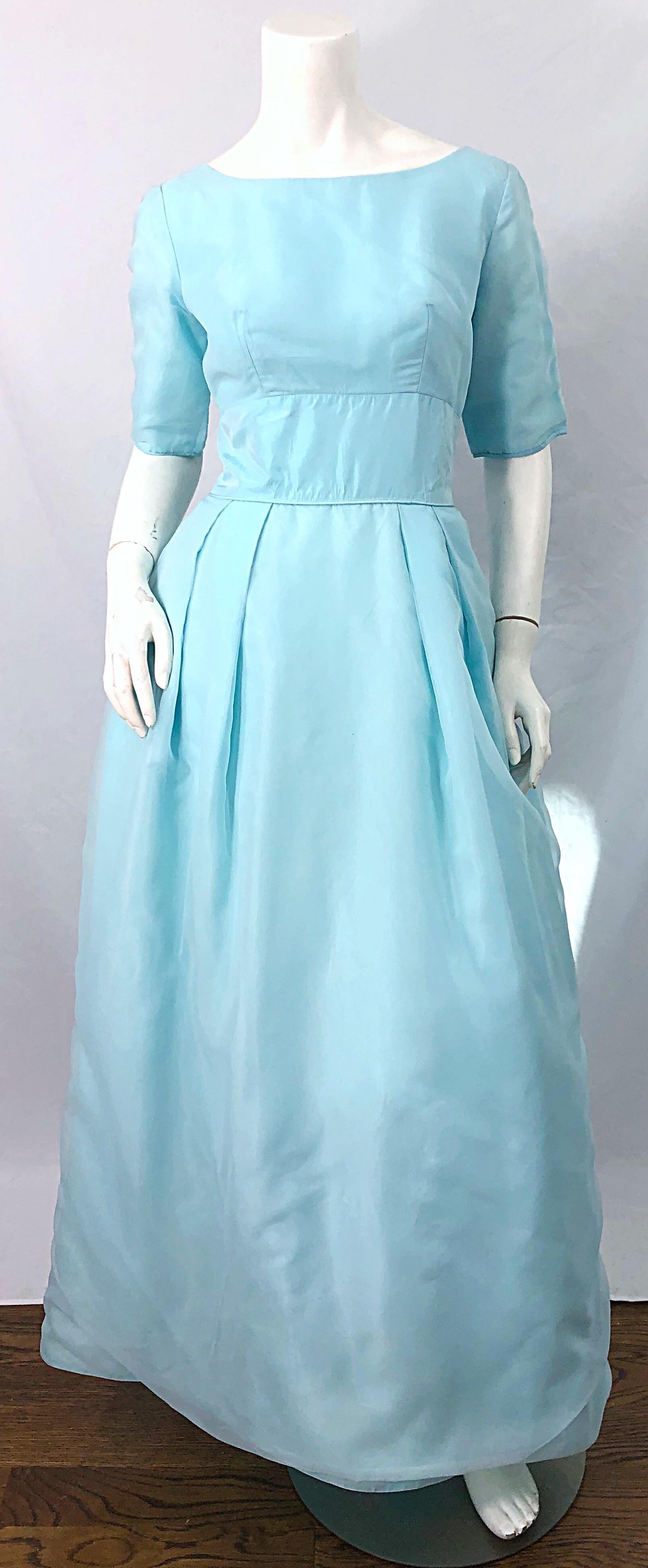 Haben Sie Ihre Cinderella Moment in diesem schönen 1950er Jahre hellblau Seide Chiffon und Taft Abendkleid Kleid ! Mit 3/4-Ärmeln, tailliertem Mieder und vollem Rock. Der Rock ist mit einer Krinoline versehen, die dem Rock Volumen verleiht.