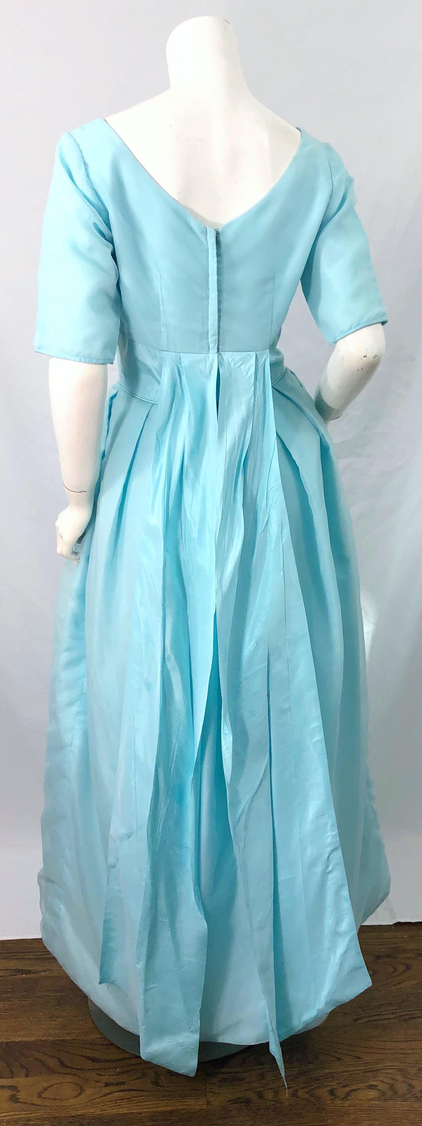 1950er Jahre Demi Couture Hellblaues Cinderella Kleid aus Seide, Chiffon und Taft mit 3/4 Ärmeln im Angebot 4