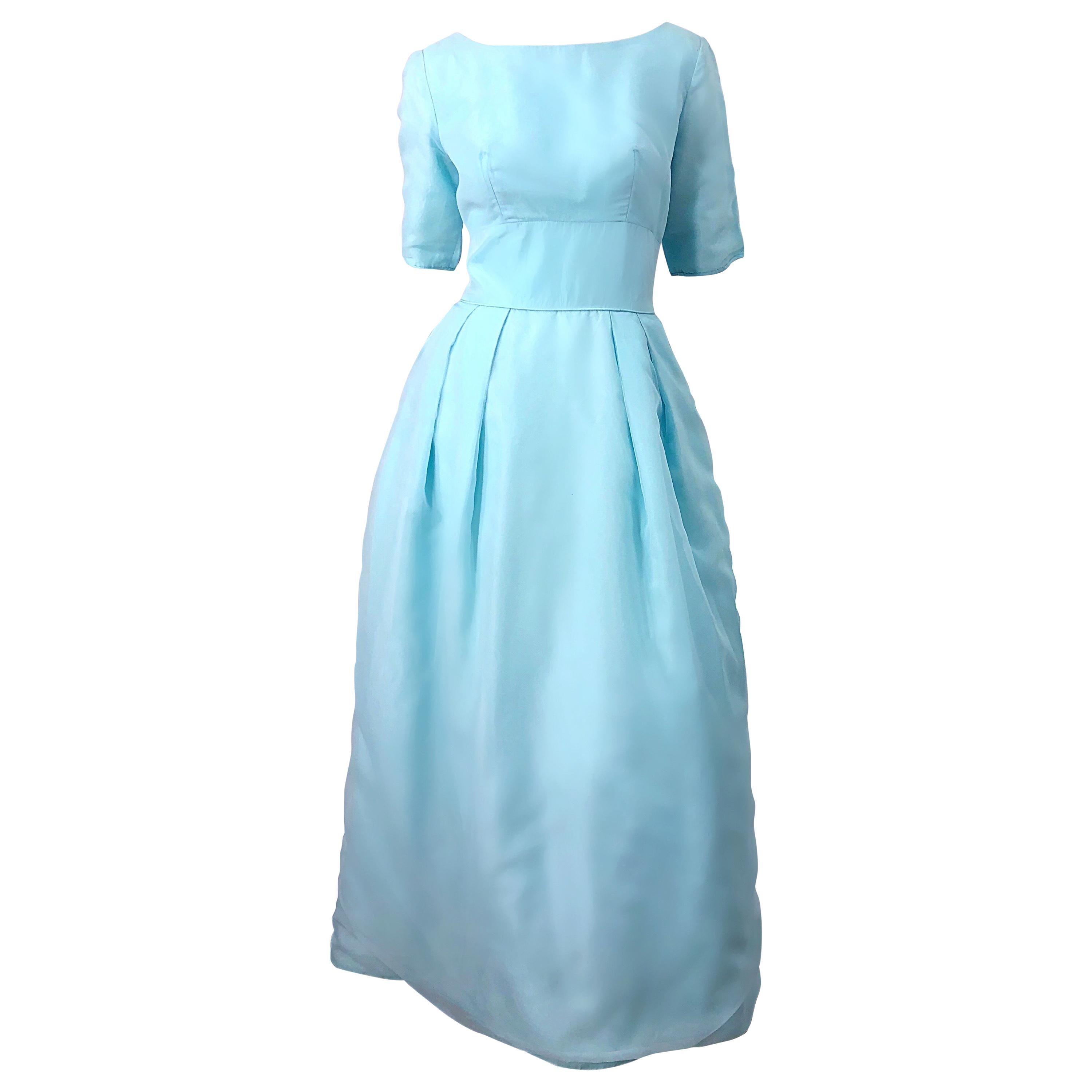 1950er Jahre Demi Couture Hellblaues Cinderella Kleid aus Seide, Chiffon und Taft mit 3/4 Ärmeln im Angebot