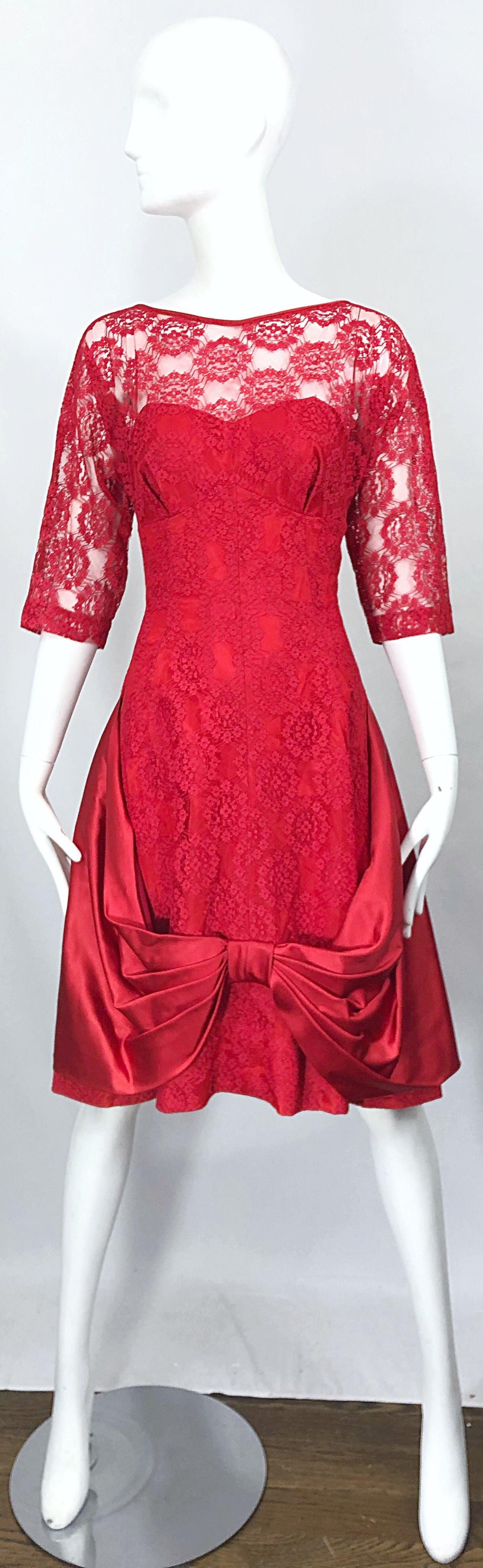 Robe demi-couture rouge lèvres en dentelle de soie à manches 3/4 (années 1950) en vente 9
