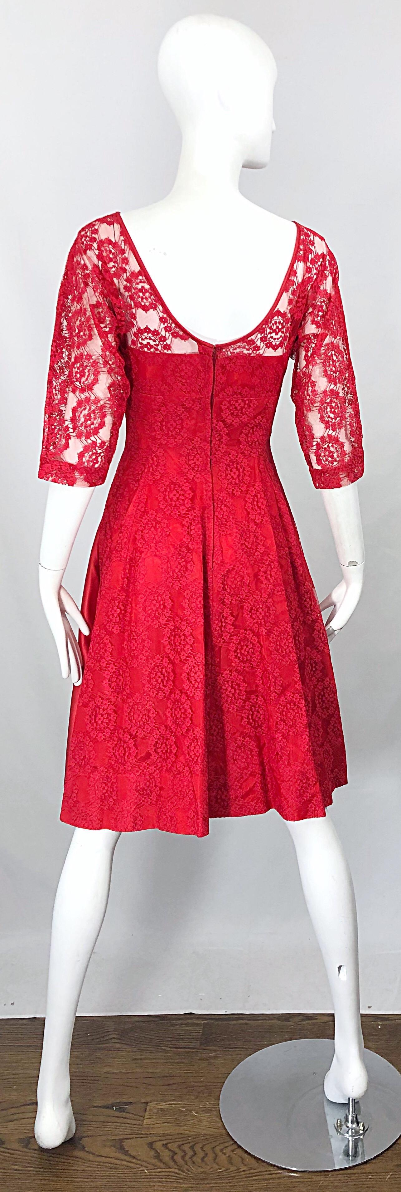 Rouge Robe demi-couture rouge lèvres en dentelle de soie à manches 3/4 (années 1950) en vente