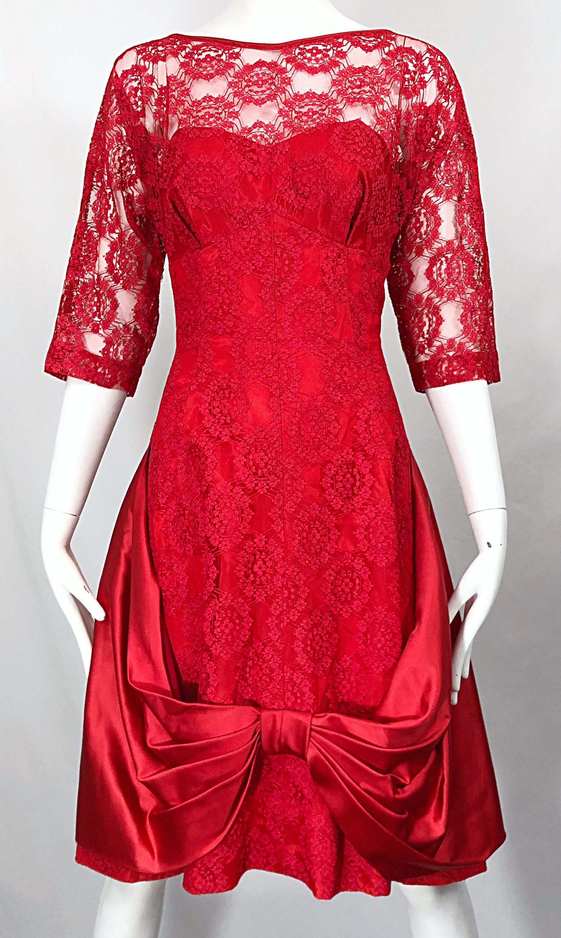 Robe demi-couture rouge lèvres en dentelle de soie à manches 3/4 (années 1950) Pour femmes en vente