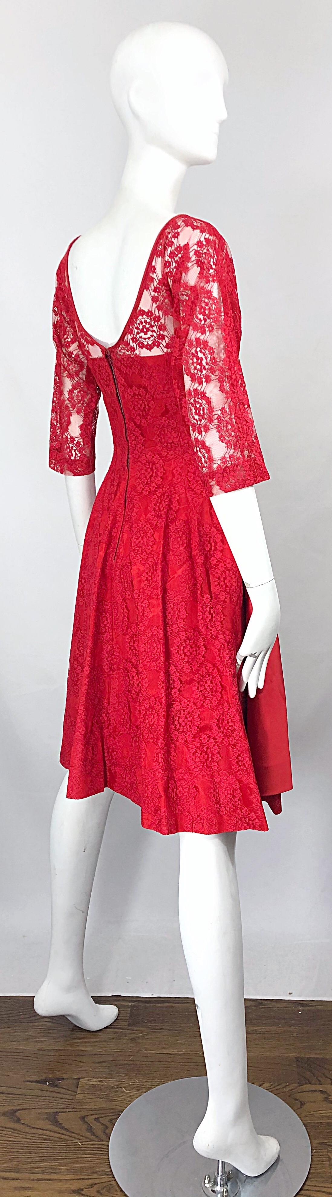 Robe demi-couture rouge lèvres en dentelle de soie à manches 3/4 (années 1950) en vente 2