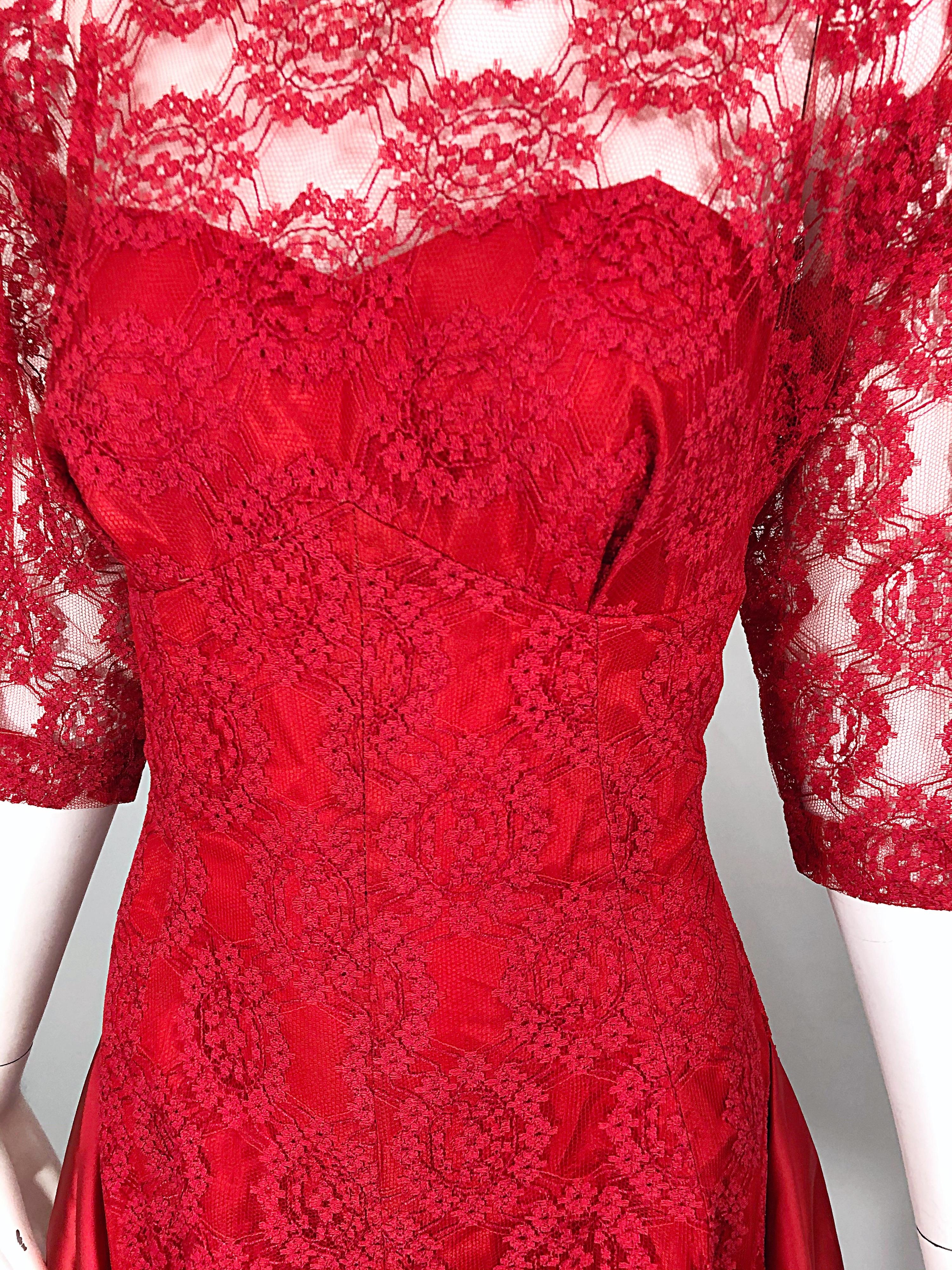 Robe demi-couture rouge lèvres en dentelle de soie à manches 3/4 (années 1950) en vente 3
