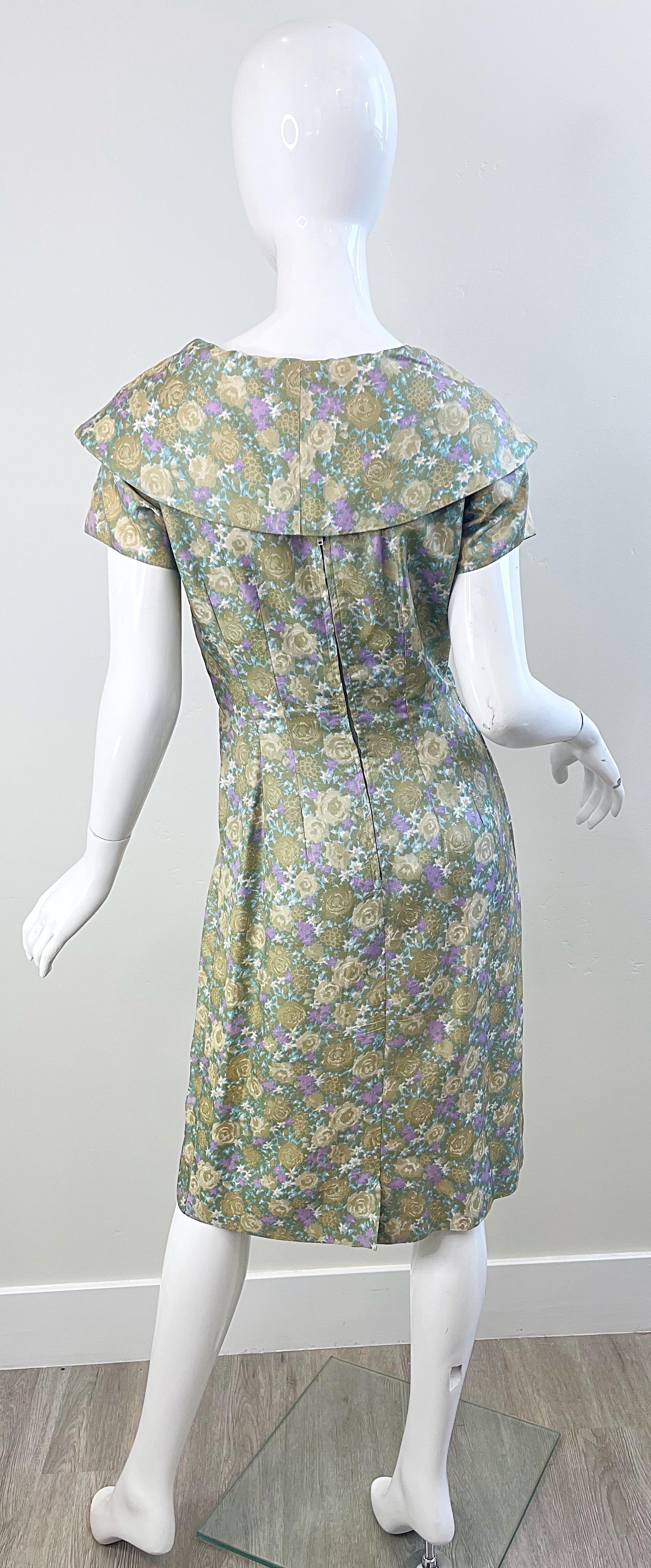 1950er Demi Couture Vintage 50er Jahre Seidenkleid mit Schalkragen und grünem, lila Blumendruck im Angebot 6