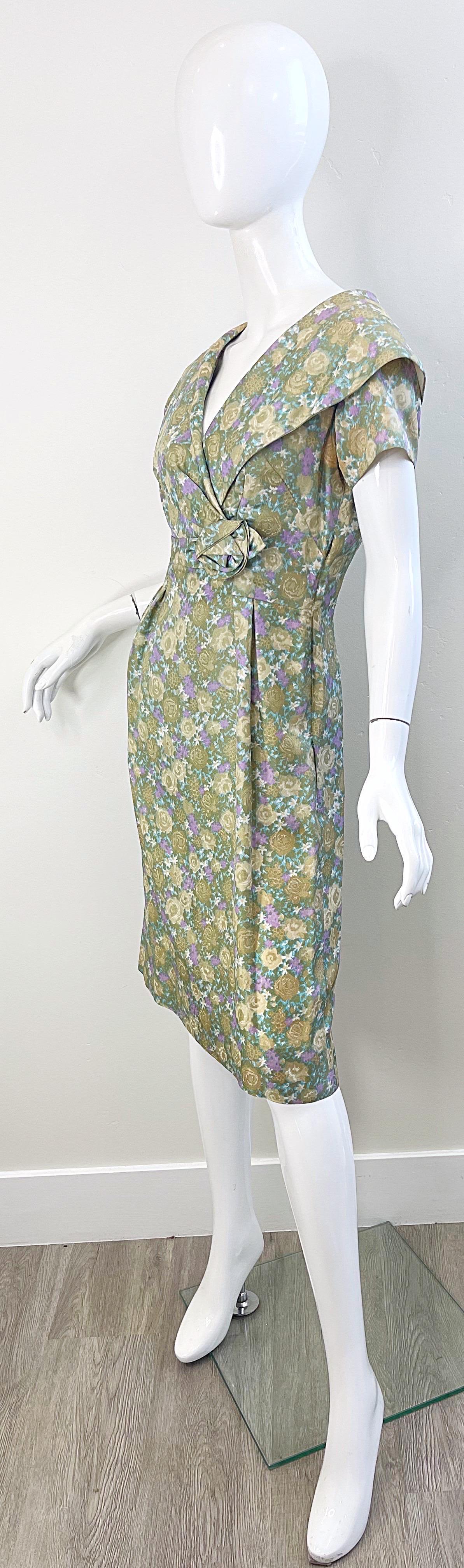 1950er Demi Couture Vintage 50er Jahre Seidenkleid mit Schalkragen und grünem, lila Blumendruck im Angebot 7