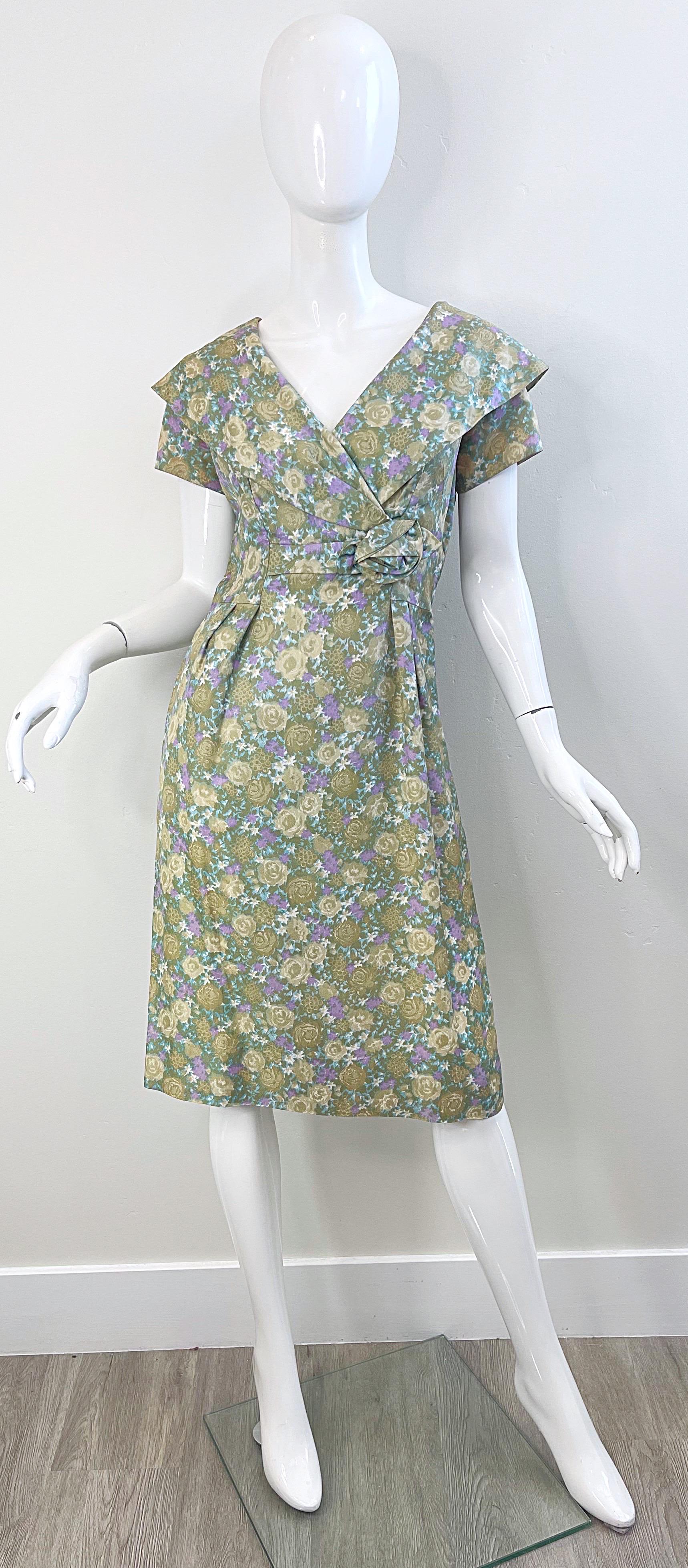 1950er Demi Couture Vintage 50er Jahre Seidenkleid mit Schalkragen und grünem, lila Blumendruck im Angebot 8