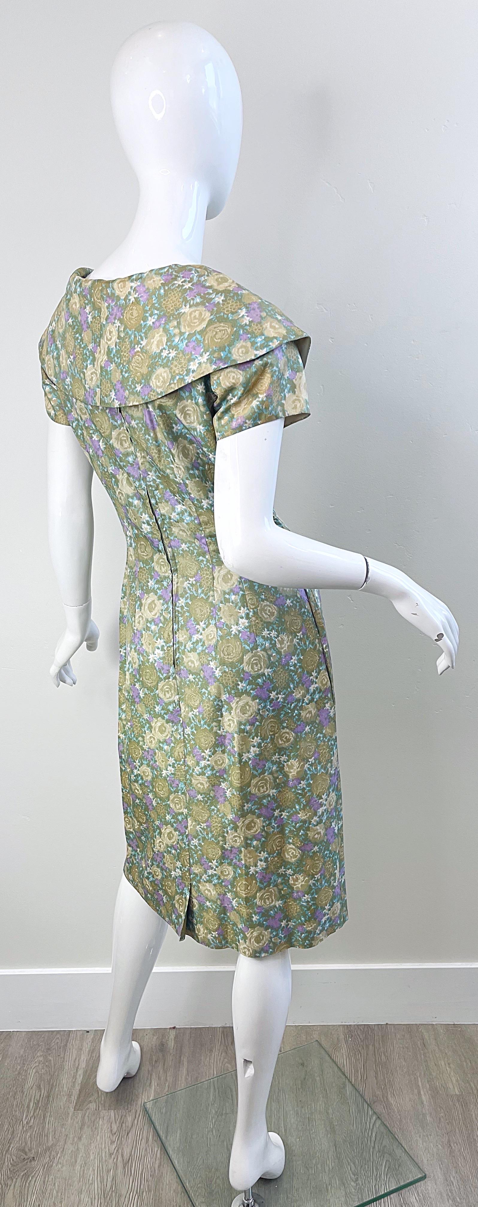 1950er Demi Couture Vintage 50er Jahre Seidenkleid mit Schalkragen und grünem, lila Blumendruck im Angebot 1