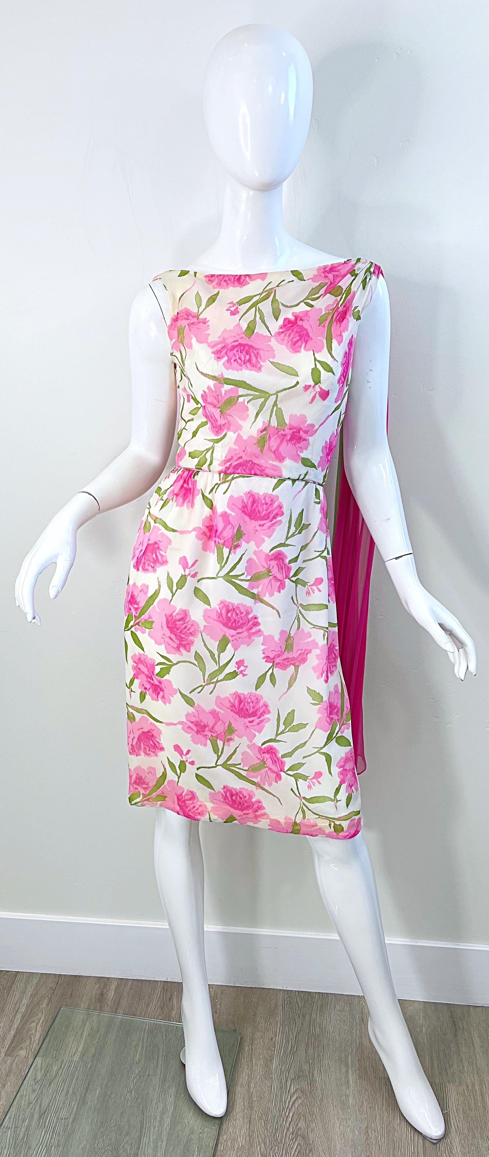 Schönes frühes 60er Jahre Demi Couture Seiden Chiffon Kleid ! Durchgehend mit Blumen in Rosa und Grün bedruckt. Über die linke Schulter sind zwei Lagen Beuteltücher drapiert. Tailliertes Mieder mit durchgehendem Metallreißverschluss am Rücken und