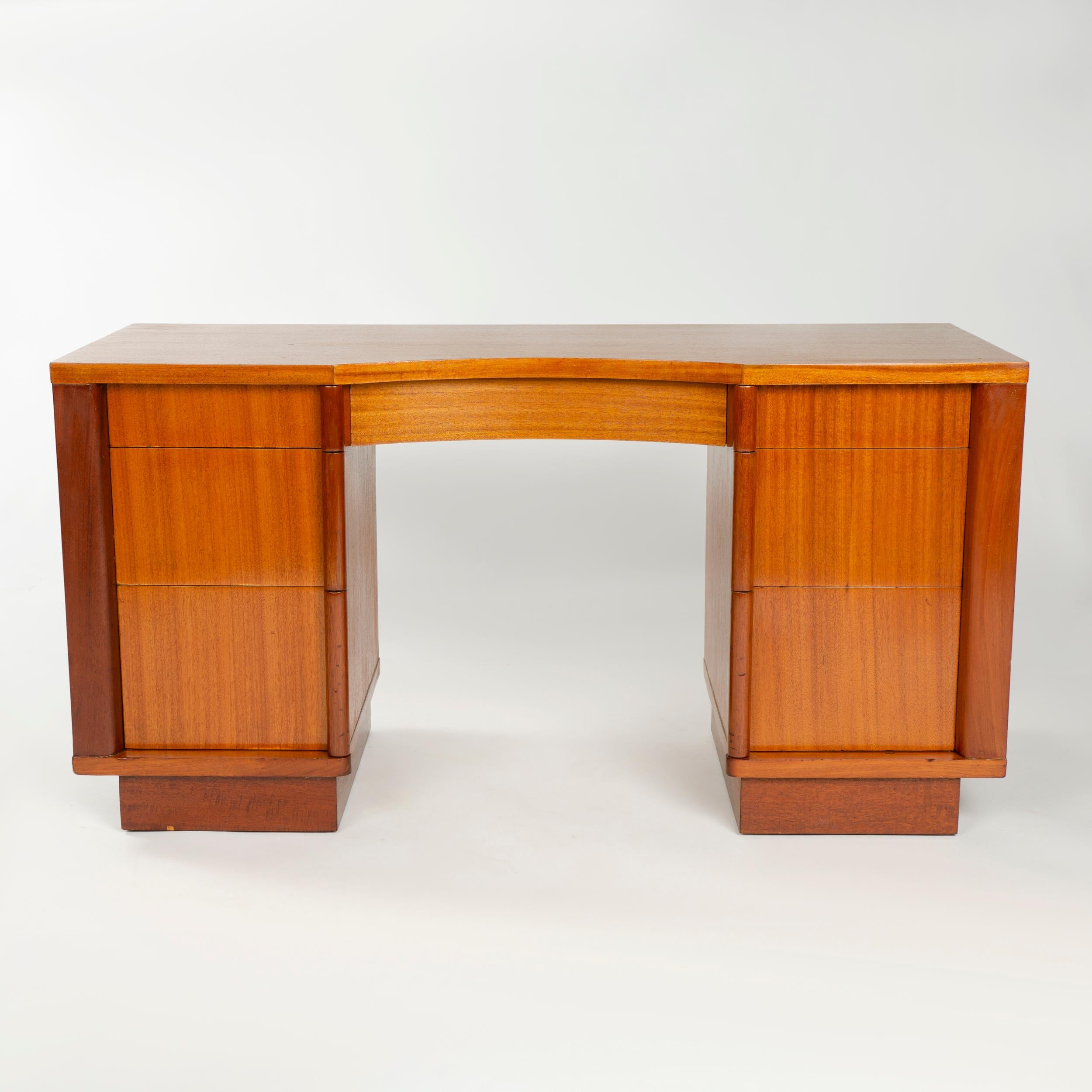 Doppelter Schreibtisch oder Waschtisch aus Massivholz mit gebogener Sitzfläche und vertikal gestapelten Schubladenauszügen.