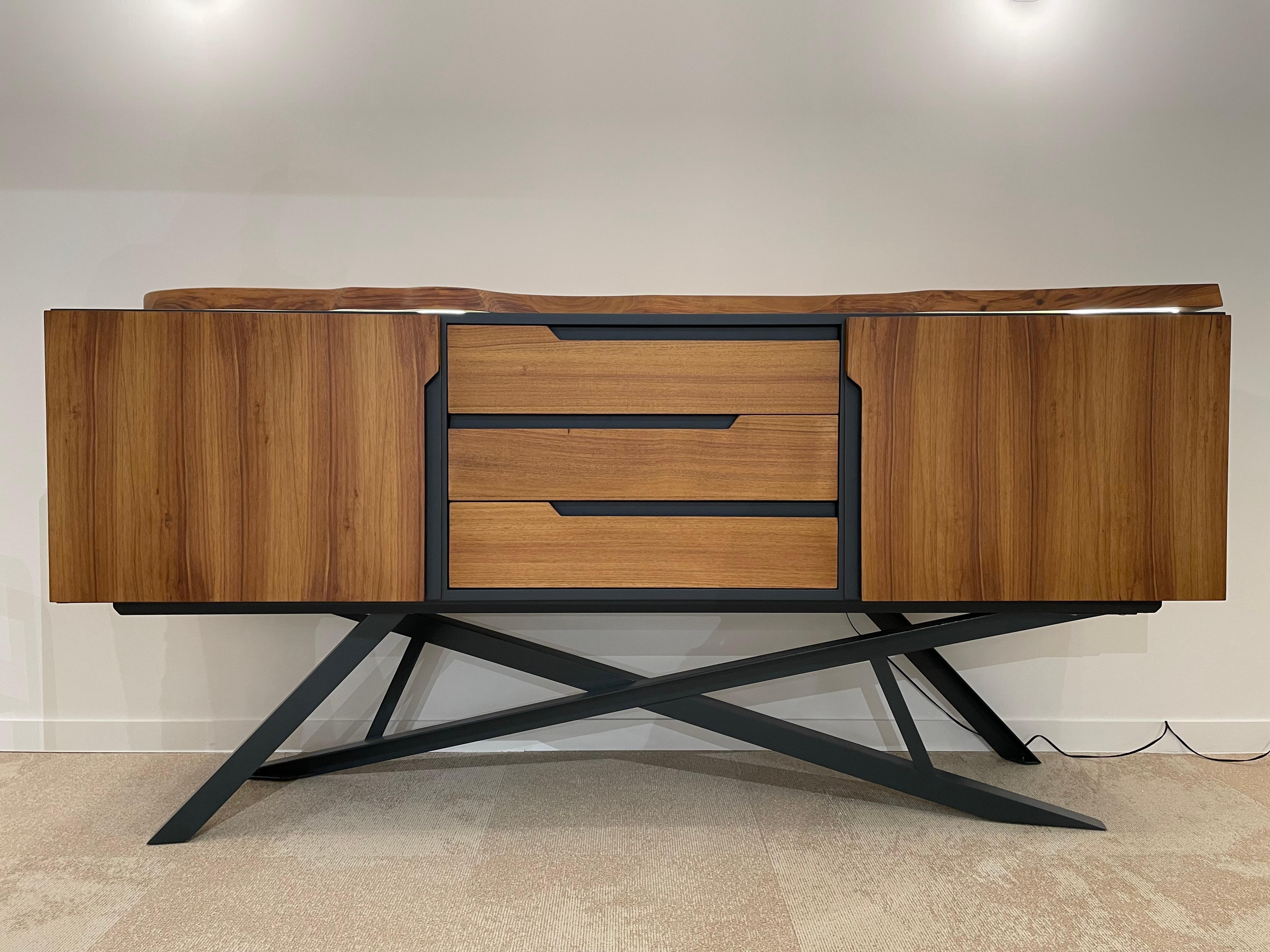1950er Design und MCM-Stil Holz und Metall Sideboard mit beleuchteten oben in hoher Qualität Handwerkskunst und vollständig anpassbar in Größen, Farbe, Holz.