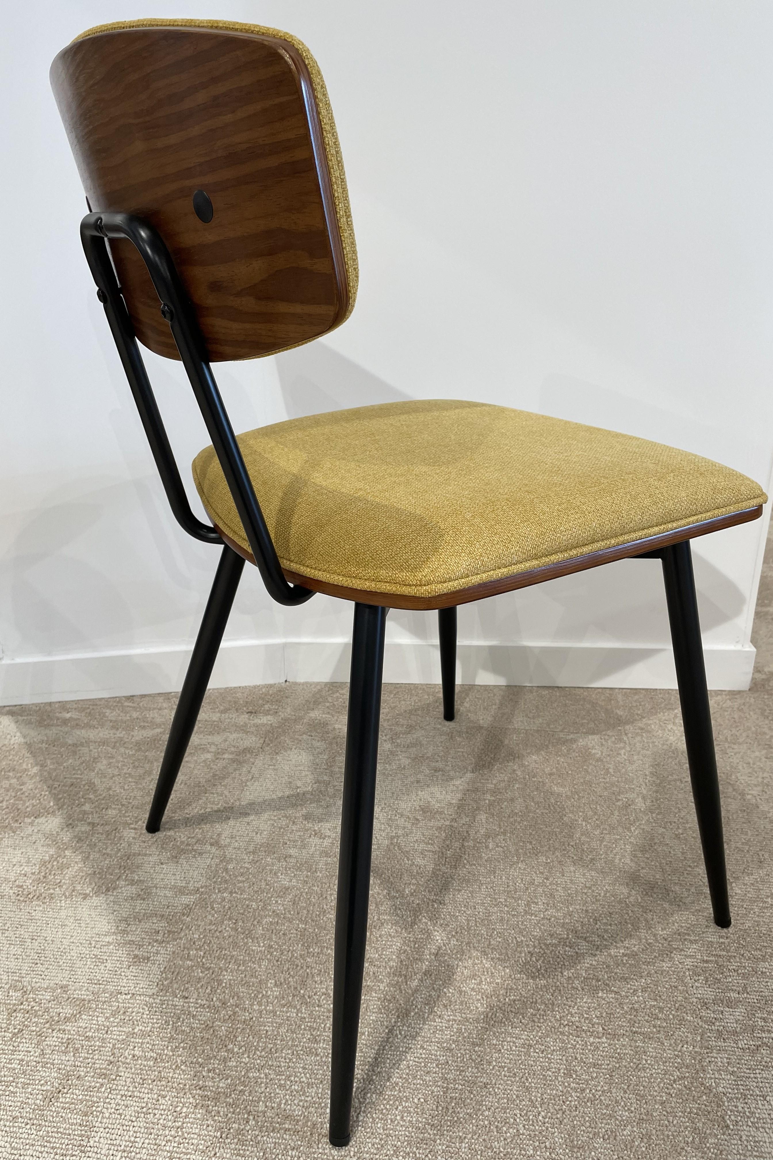 Design et design du milieu du siècle en contreplaqué, métal noir et chaise en tissu en vente 1