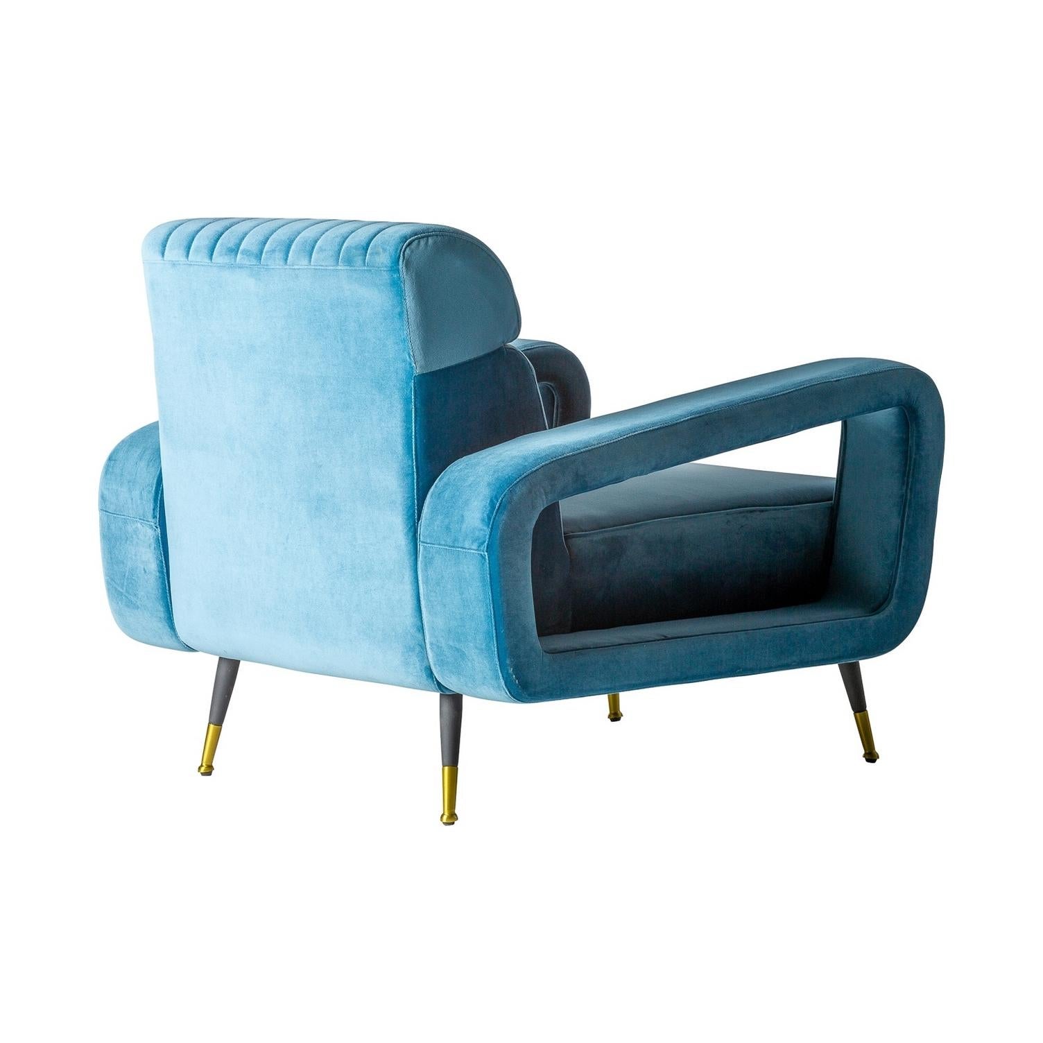 fauteuil confortable de style vintage et design des années 1950 en velours bleu et pieds en métal noir avec finitions dorées.
