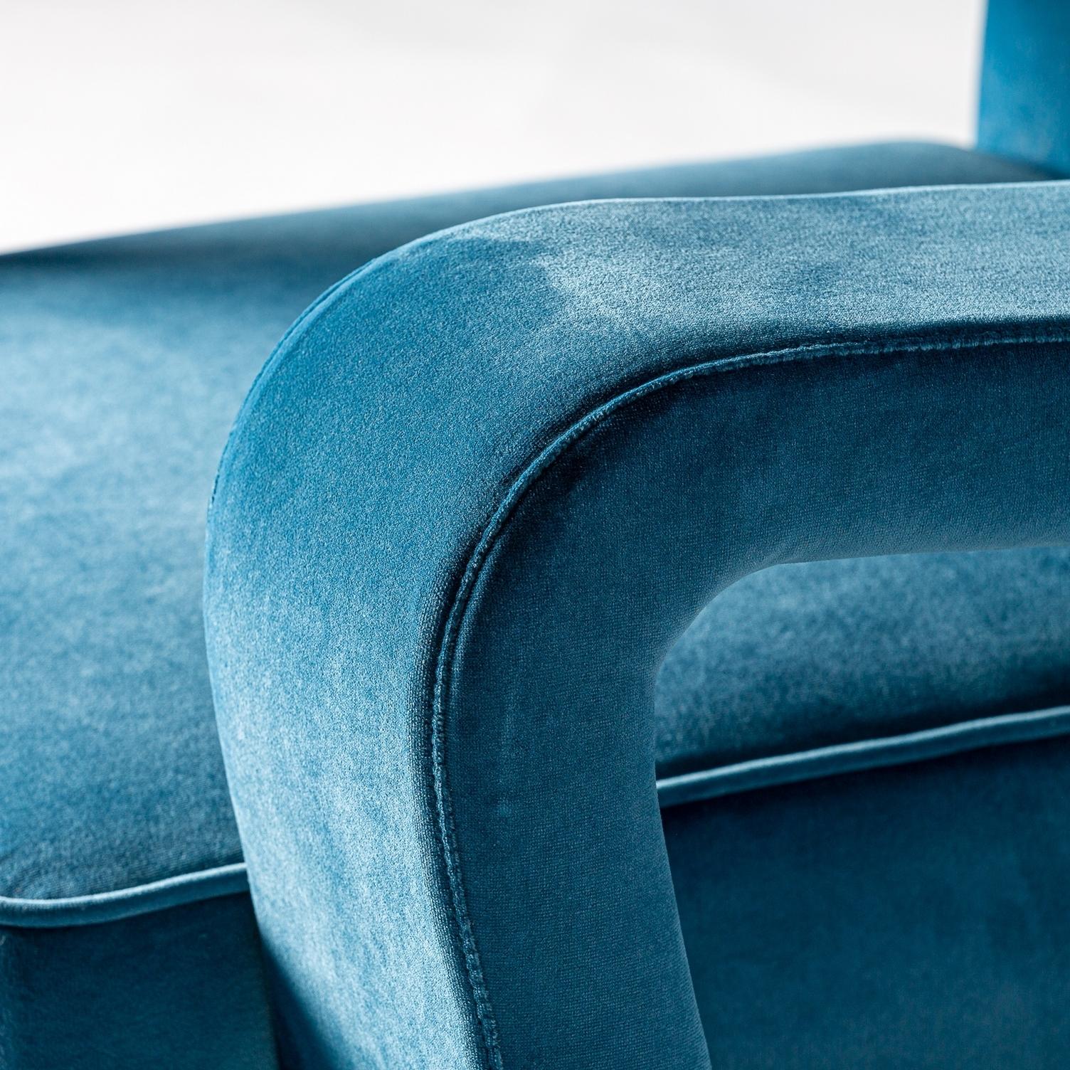 Inconnu Fauteuil design et style vintage des années 1950 en velours bleu et pieds noirs en vente
