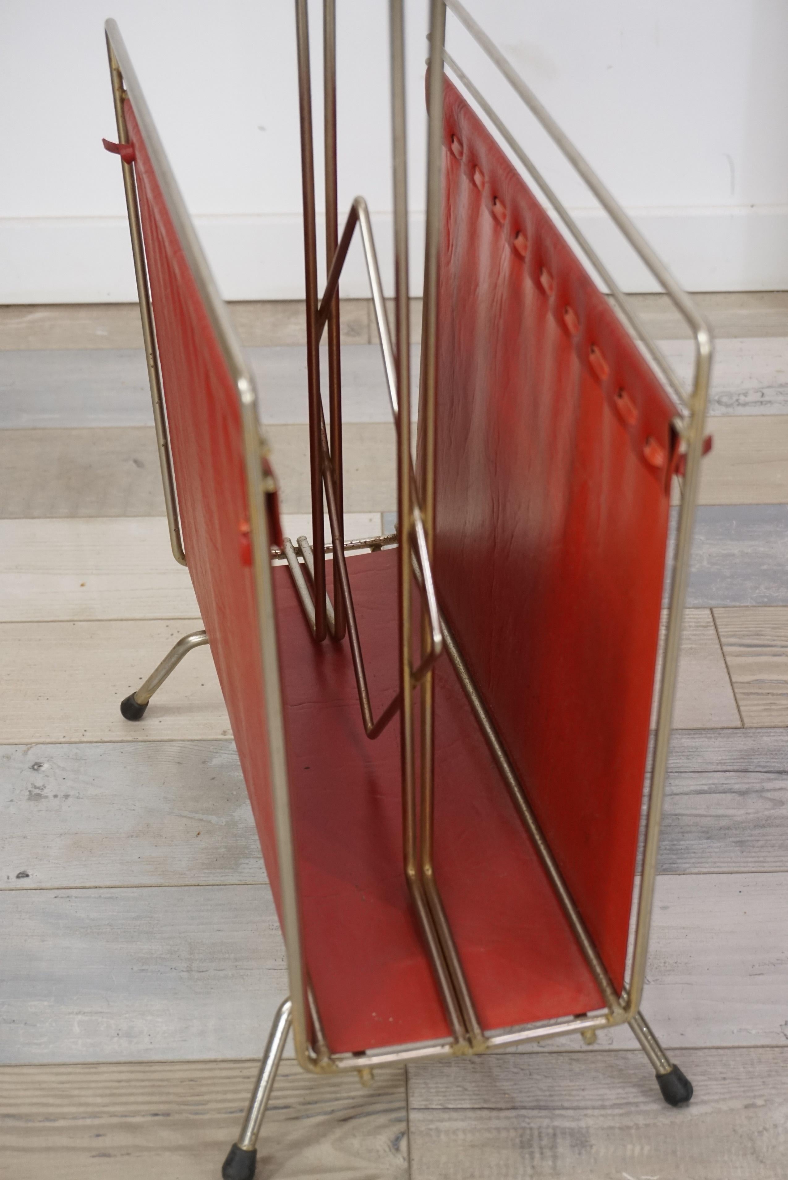 Retro look for this magazine rack from the 1950s with an aerial structure in bent metal, dressed in a red faux leather (no stains, no snags or holes) and finished with a wooden handle.