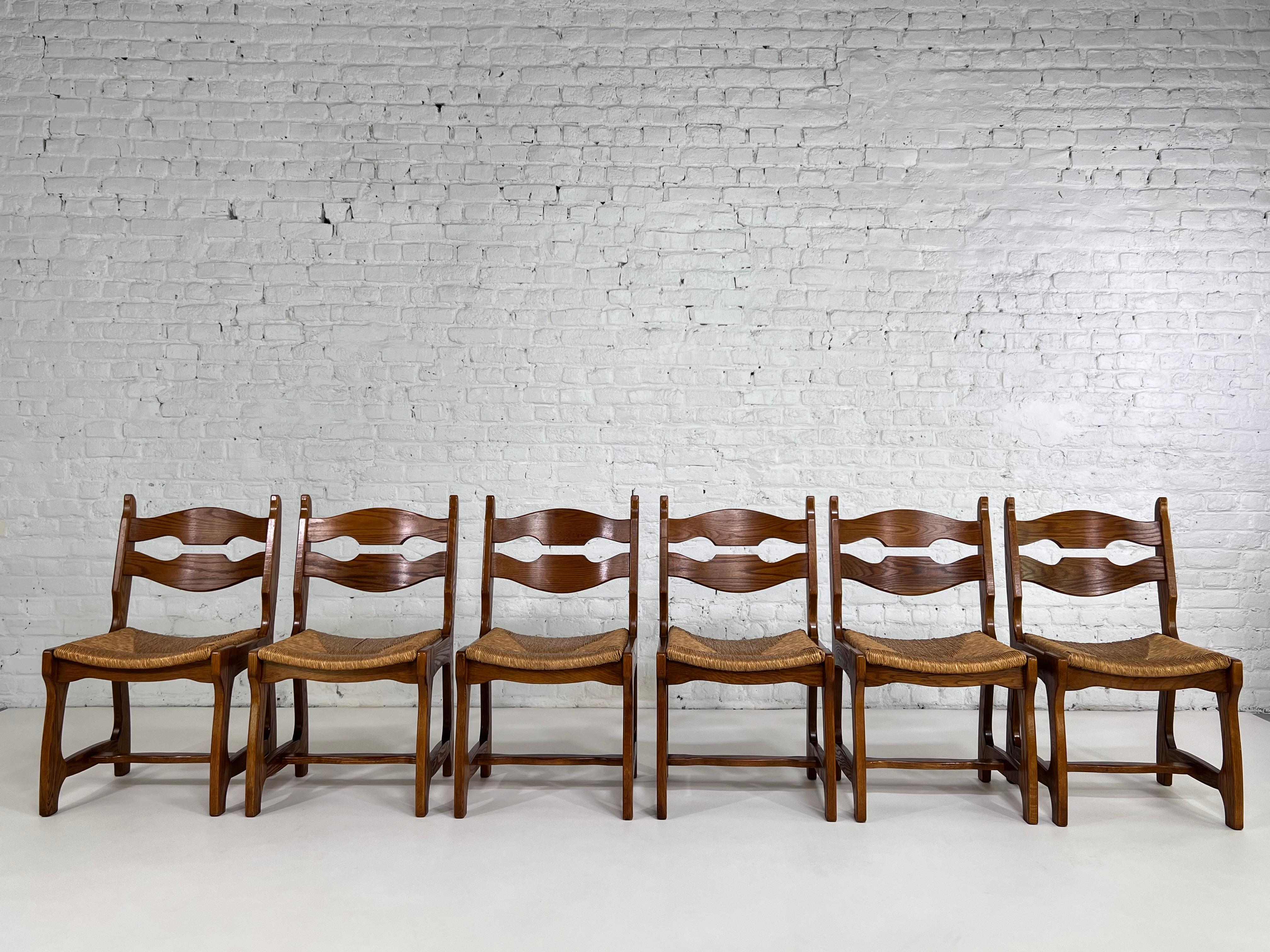 1950s Design Oak Wooden And Braided Straw Seats Set of 6 Chairs composed of a Brutalist wooden structure adorned with a braided straw seat.