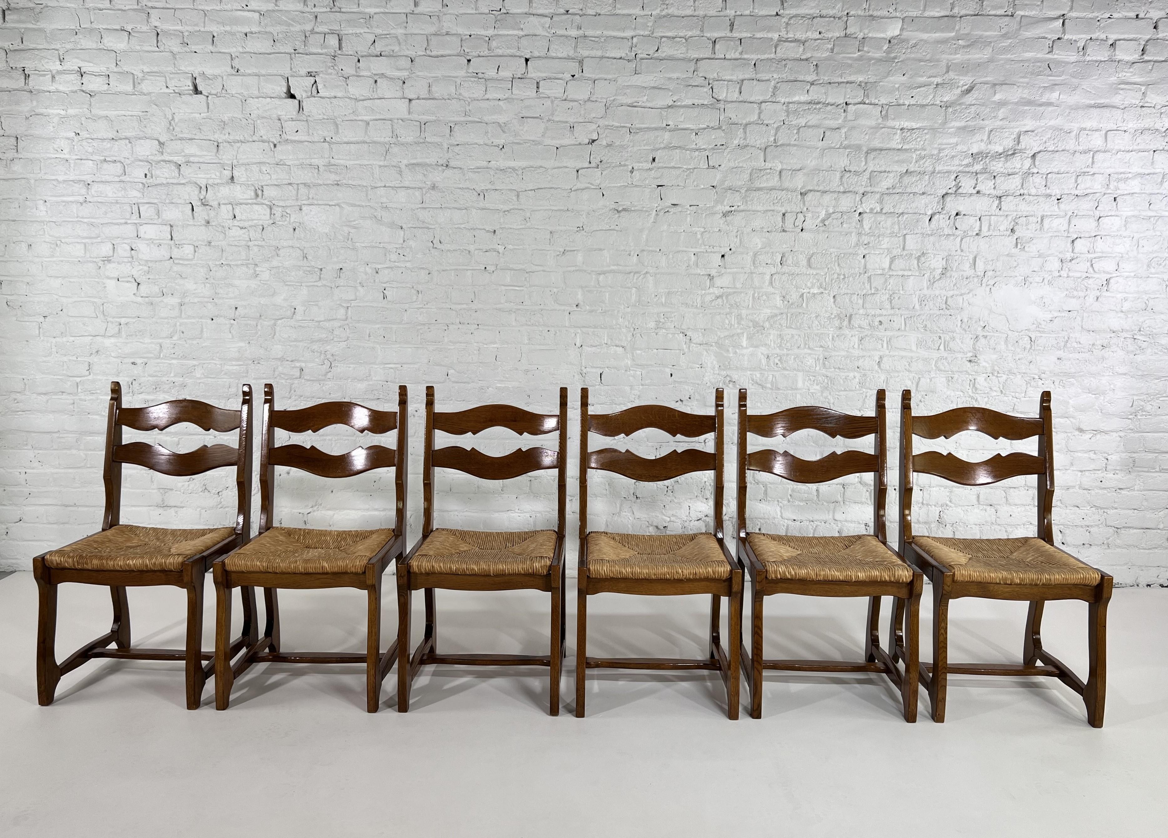 1950s Design Oak Wooden And Braided Straw Seats Set of 6 Chairs composed of a brutalist wooden structure adorned with a braided straw seat.
