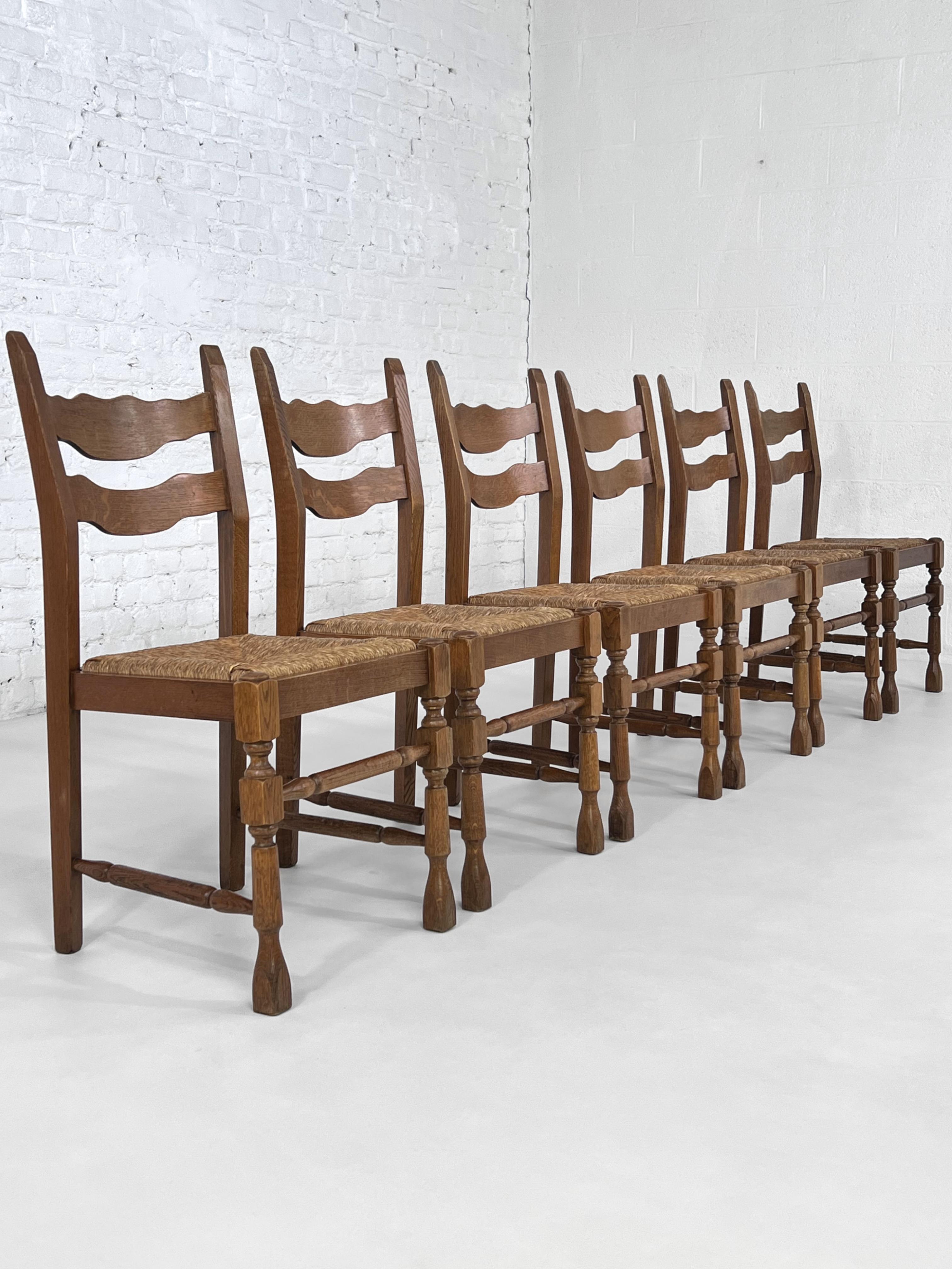 1950s Design Oak Wooden And Braided Straw Seats Set of 6 Chairs composed of a wooden structure adorned with a braided straw seat.