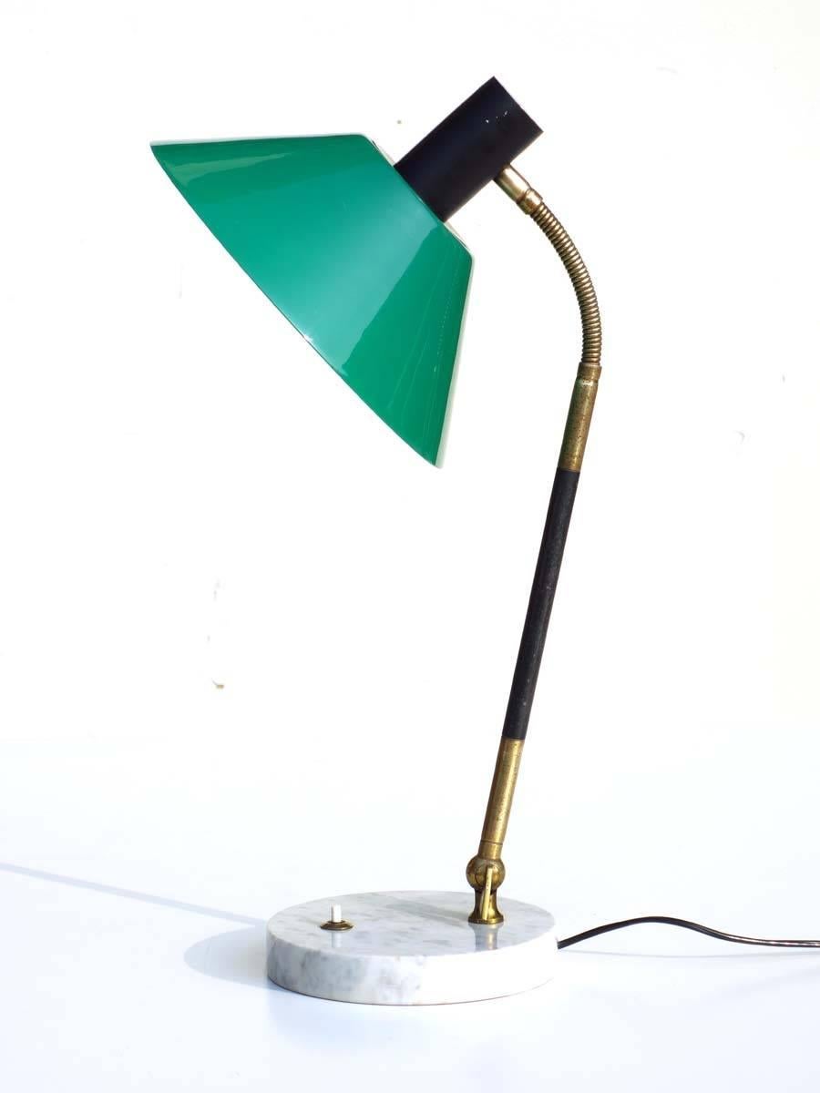 Lampe de table réglable
par Stilux _ Milano
Italie, années 1950

Plexiglas vert, base en laiton poli et marbre
Parfait état de marche.