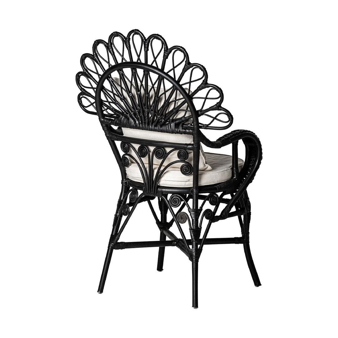 Skulpturaler und wunderschöner Sessel im Stil der 1950er Jahre aus schwarz lackiertem Rattan mit Pfauenstruktur und beigen Leinenstoffkissen