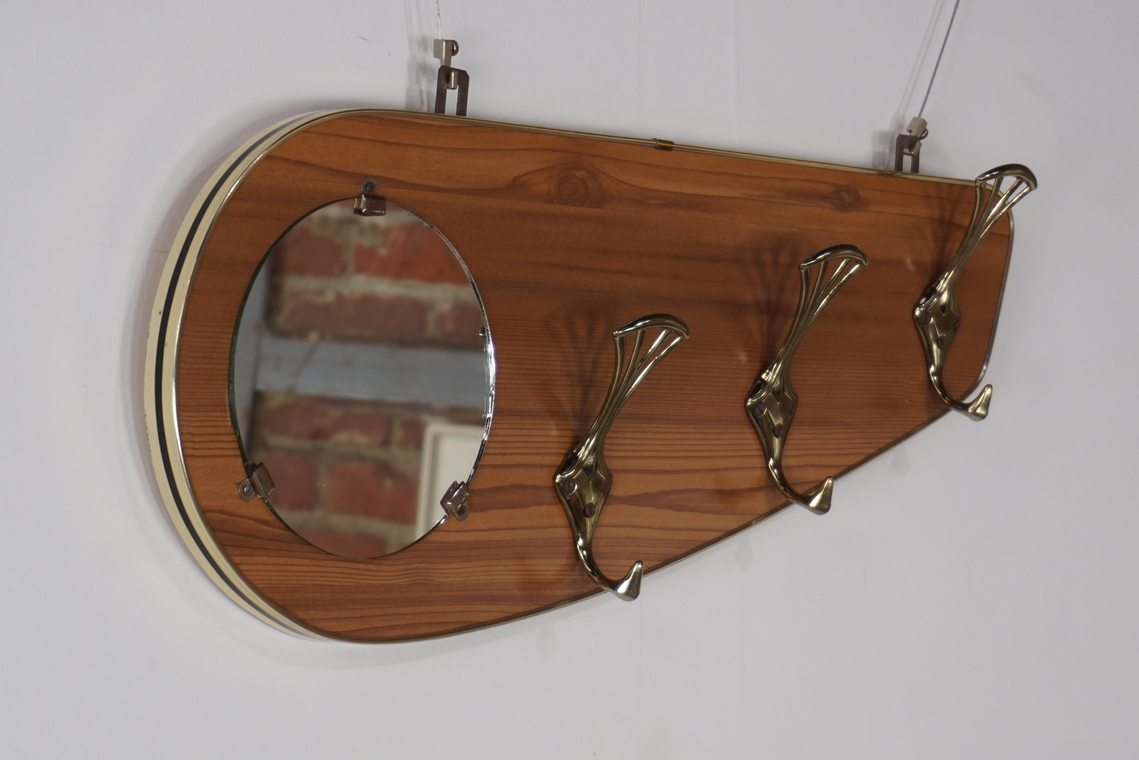 Coat rack wall 50/60 years composed of a wooden structure of free-form and rounded, a lovely mirror (diameter 16cm), 3 brass hooks and a brass outline underlined black.