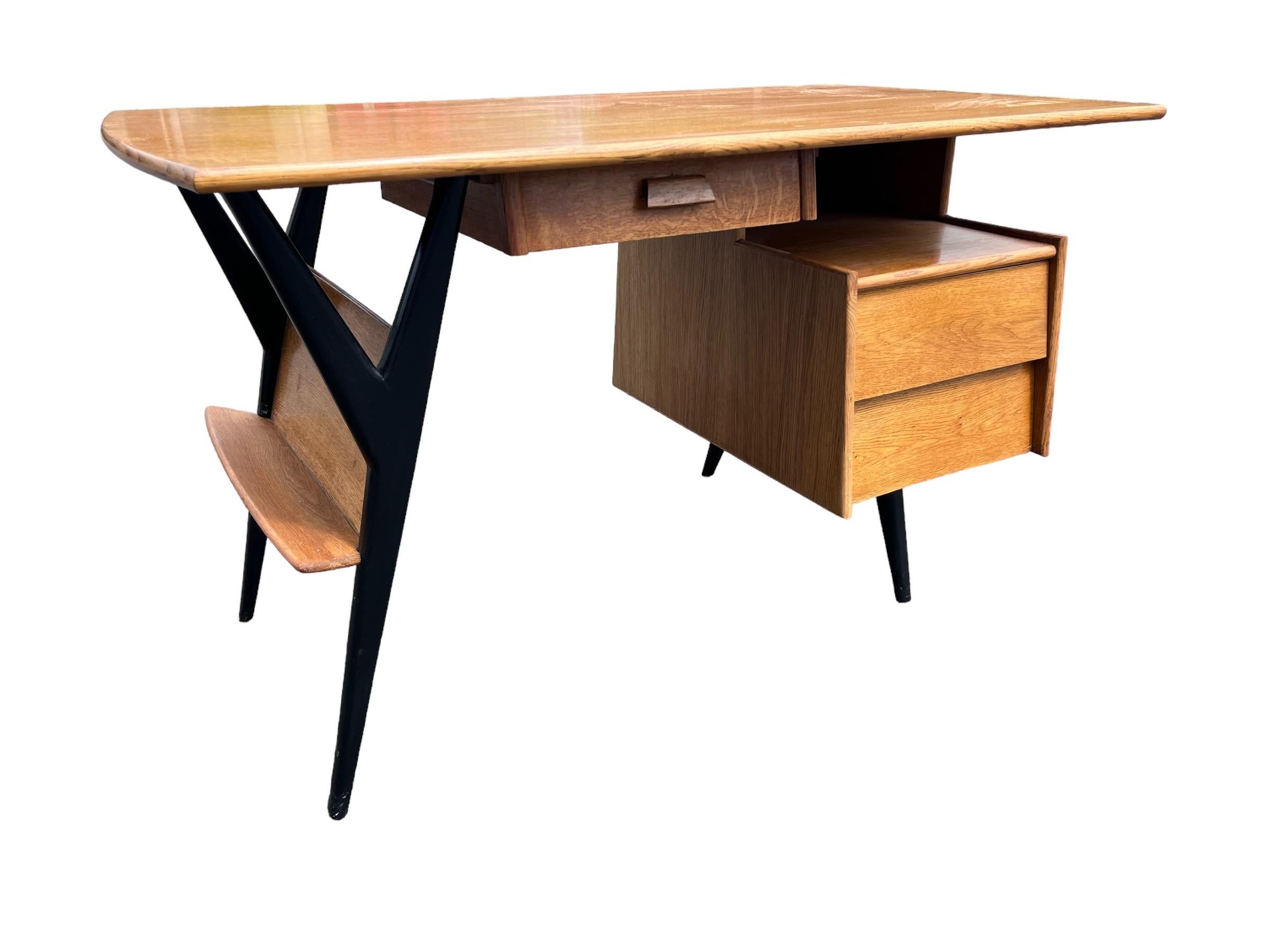 Schreibtisch aus Eichenholz aus den 1950er Jahren, entworfen von Louis Paolozzi, herausgegeben von Guermonprez.
