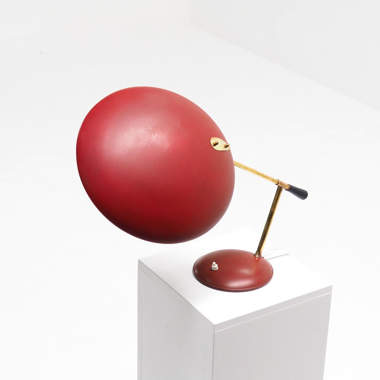 1950er Desk- oder Tischlampe aus burgunderrot lackiertem Metall (Moderne der Mitte des Jahrhunderts) im Angebot